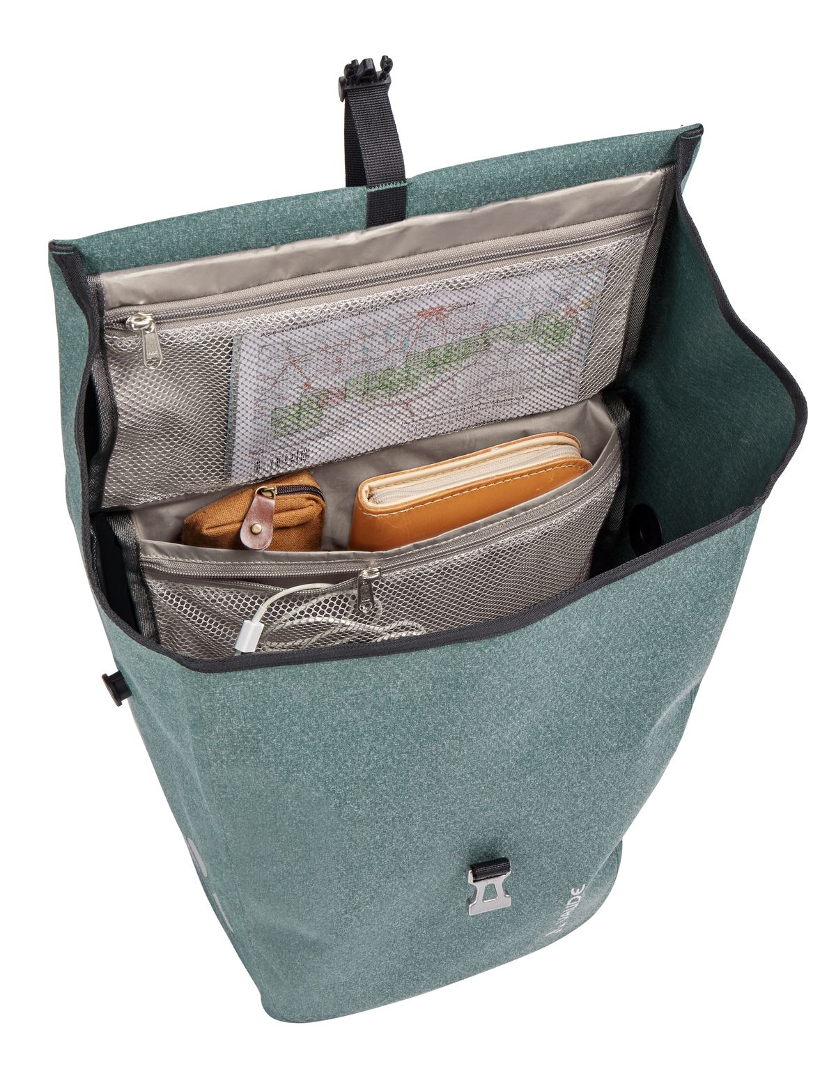 Rucksack mit offenen Fächern, die Inhalte zeigen: Geldbörse, Karte und andere.