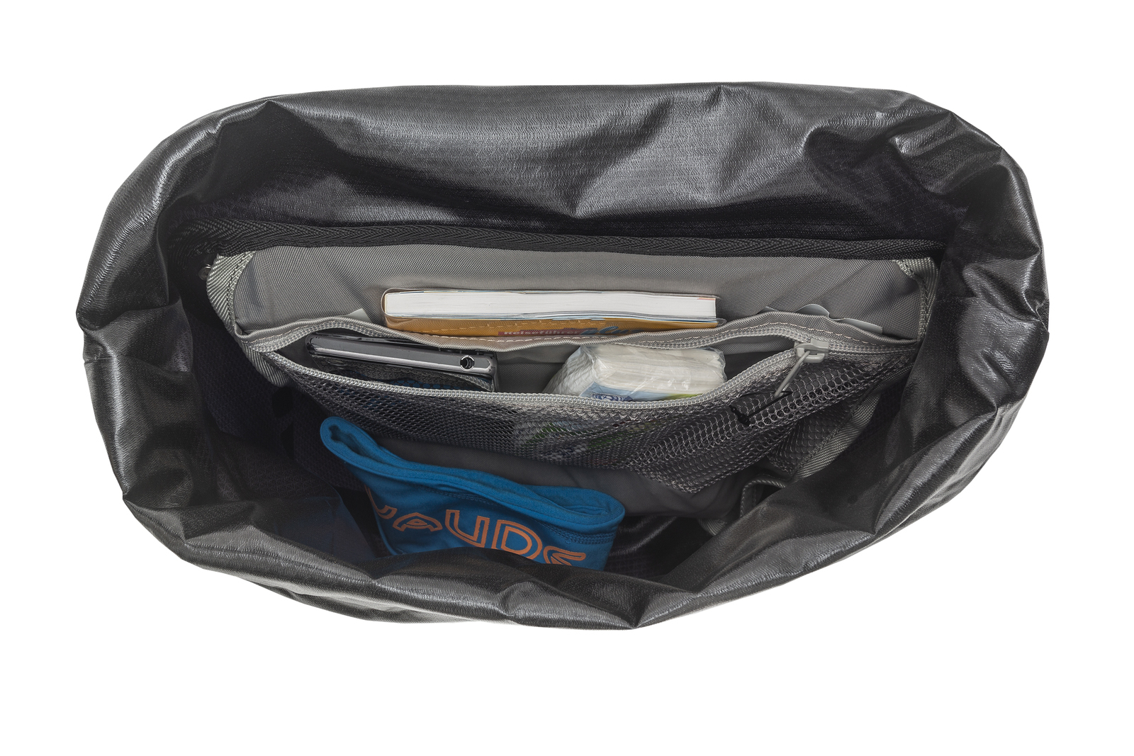 Czarne urządzenie noktowizyjne pod trzema różnymi kątami.