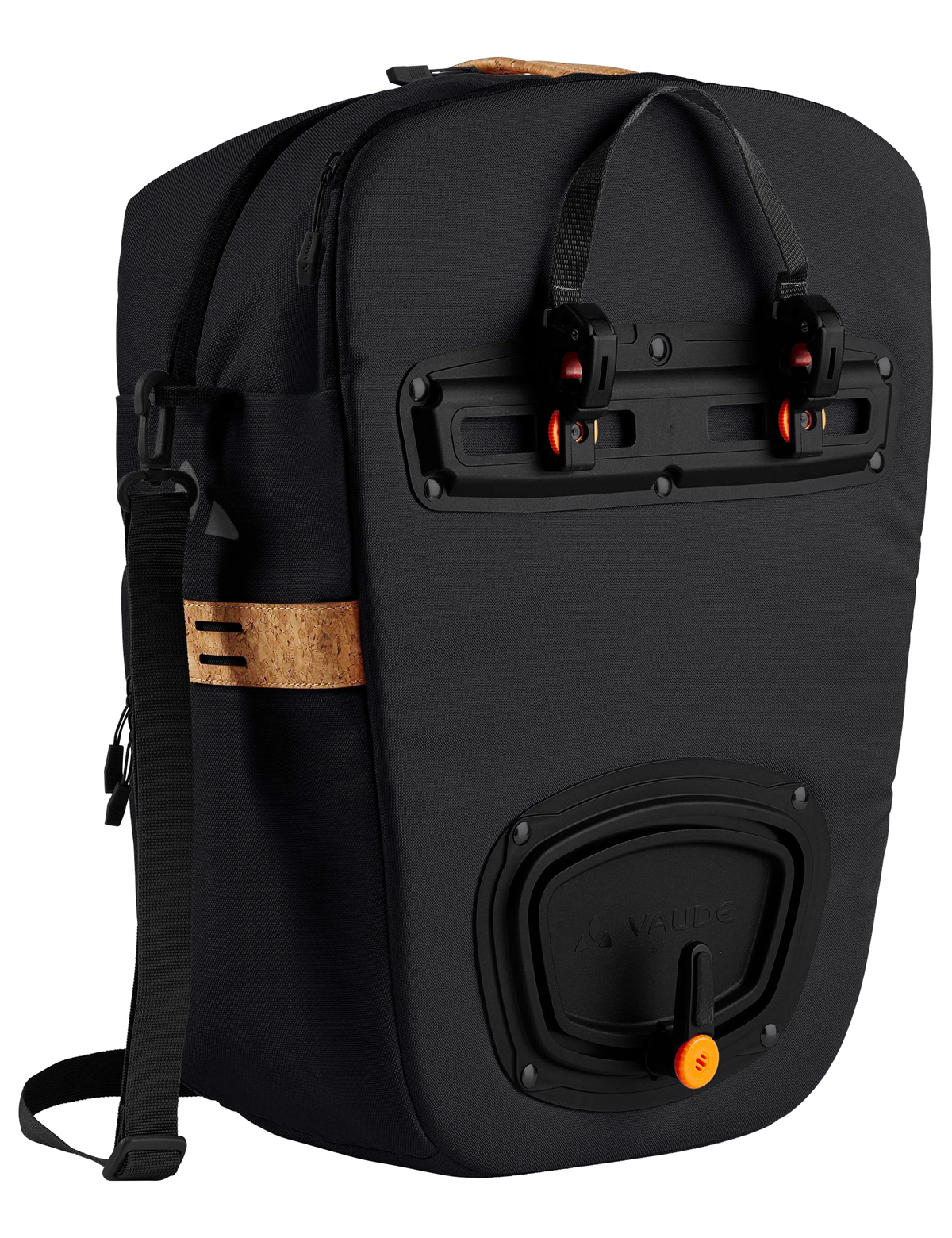 Eine schwarze Tasche mit Korkakzent und Vaude-Logo. Die Tasche ist geschlossen und hat Träger.
