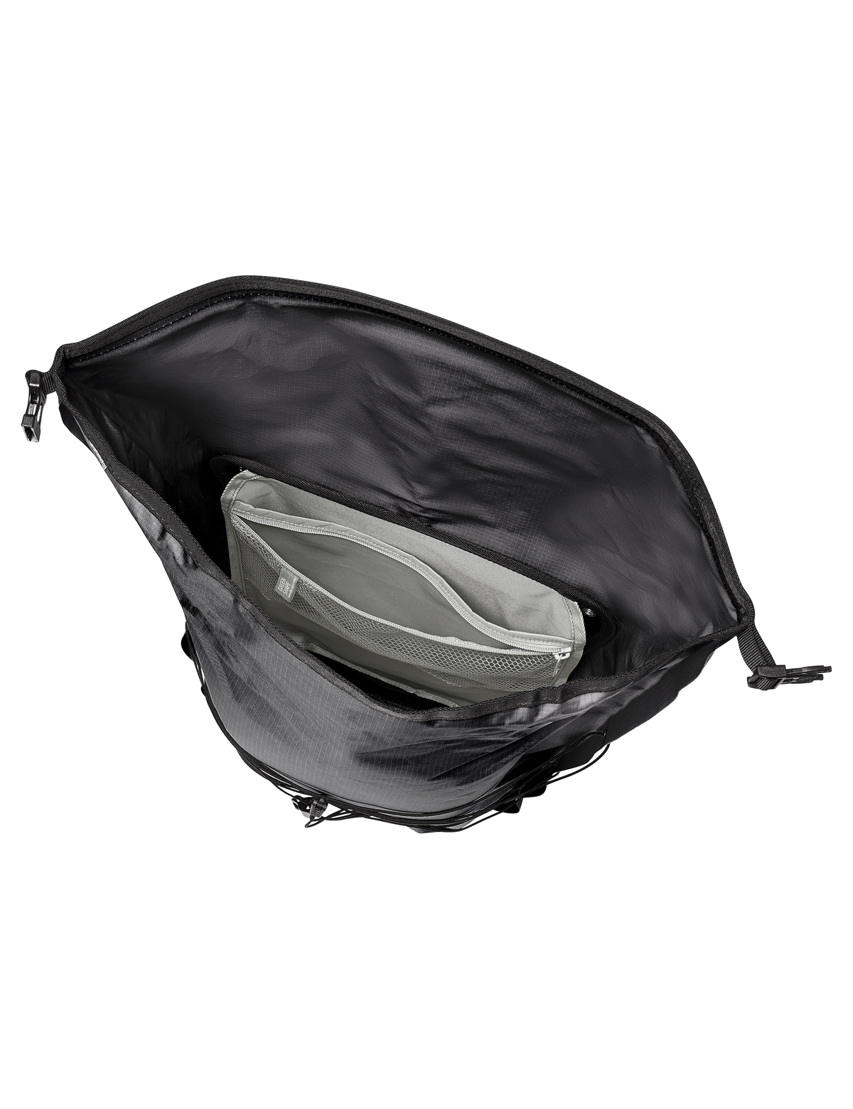 Otwarty czarny plecak, pokazujący wnętrze z szarą kieszenią i zamkiem błyskawicznym.