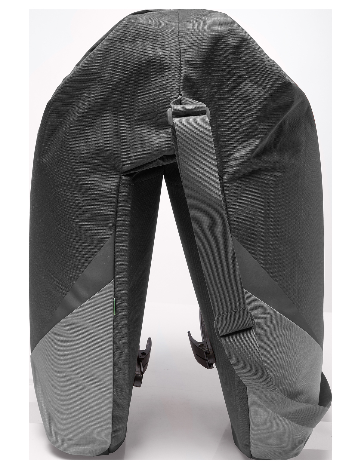 Szare i czarne sakwy rowerowe z paskiem na ramię, widok z boku, białe tło.