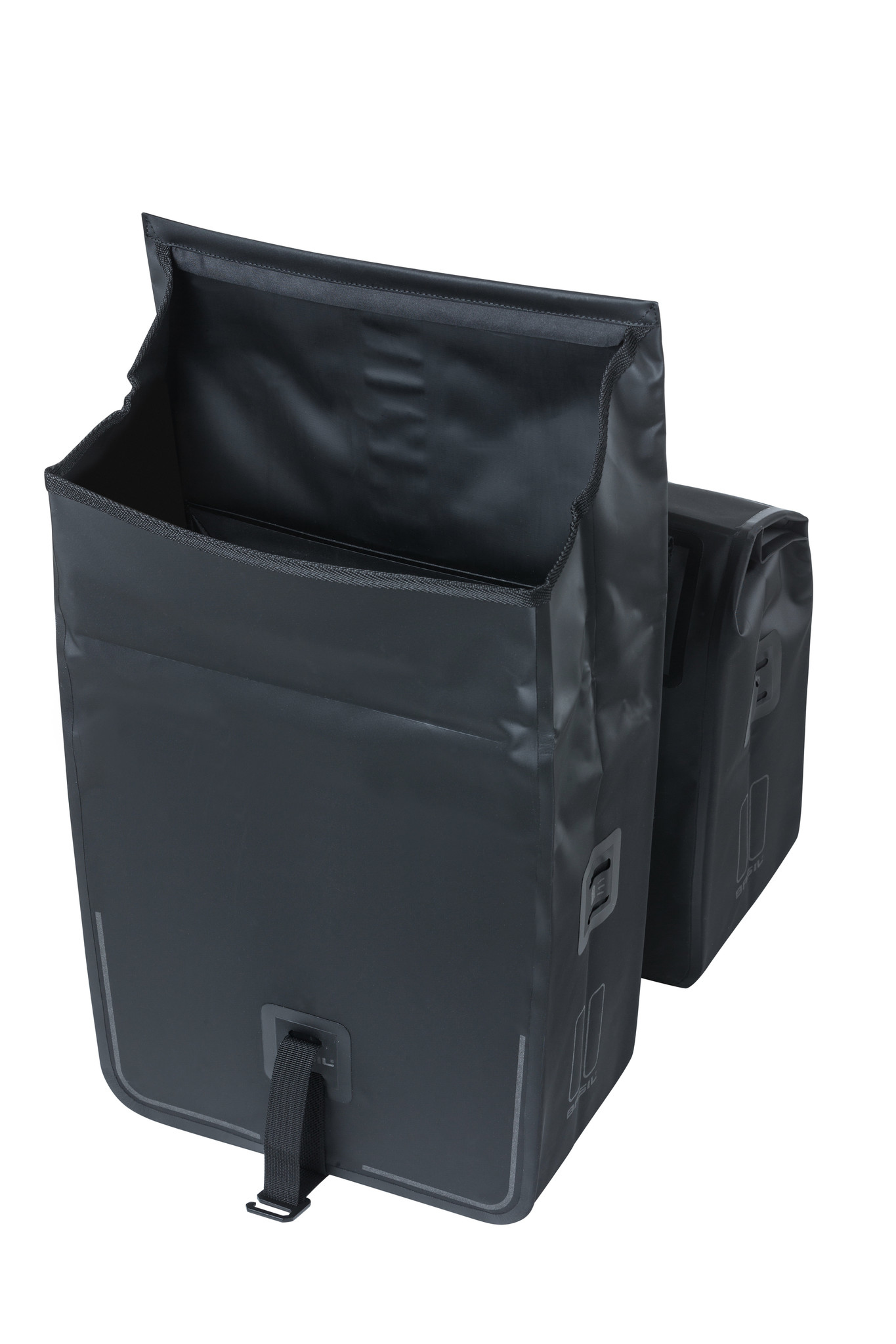 Czarne, wodoodporne sakwy rowerowe. Torby otwarte, widać wnętrze. Paski odblaskowe.