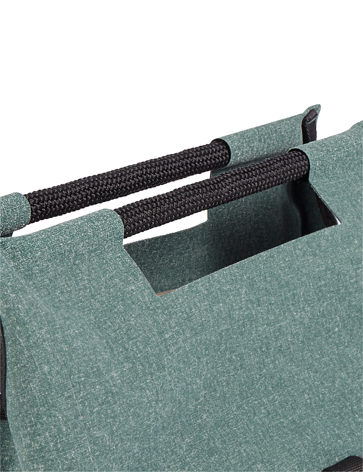 Nahaufnahme der Griffe einer teal-farbenen Tasche auf weißem Hintergrund.