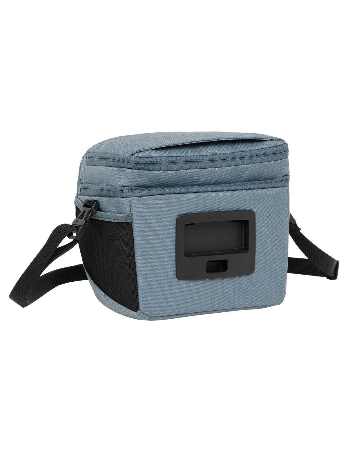 Blau-graue Tasche mit schwarzem Netz und Riemen, schwarze Halterung, weißer Hintergrund.
