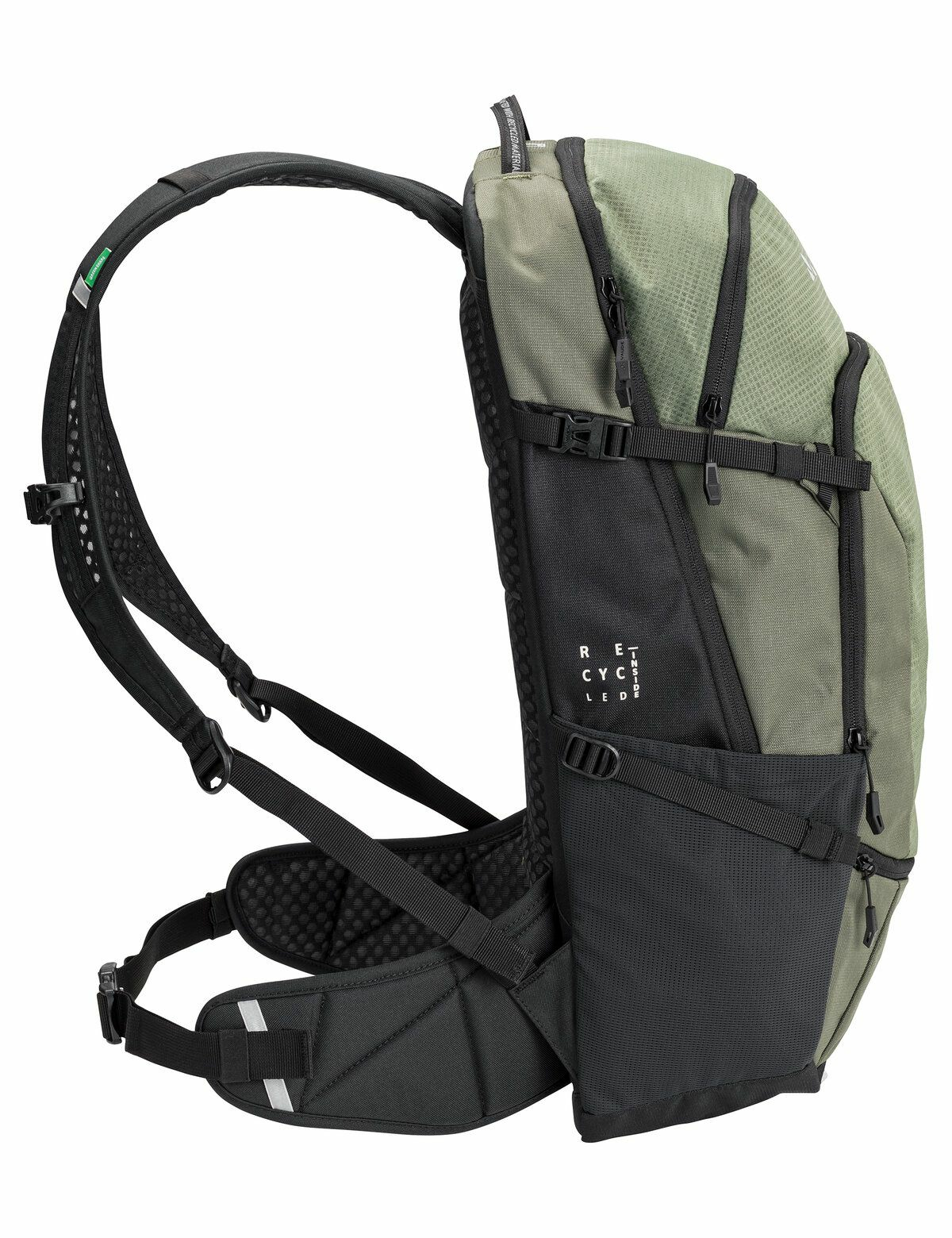 Grüner und schwarzer Rucksack. Seitenansicht. Der Text „RECYCLED“ ist sichtbar.