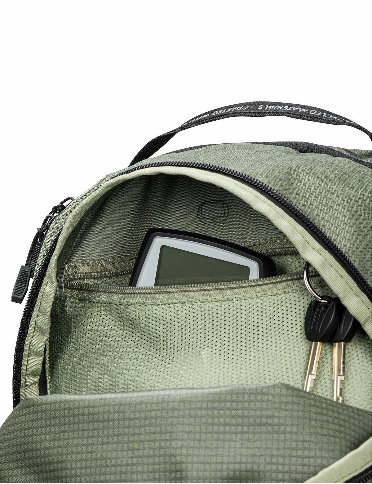 Offener grüner Rucksack mit Reißverschlusstasche, Schlüsseln und Gerät in der Tasche.