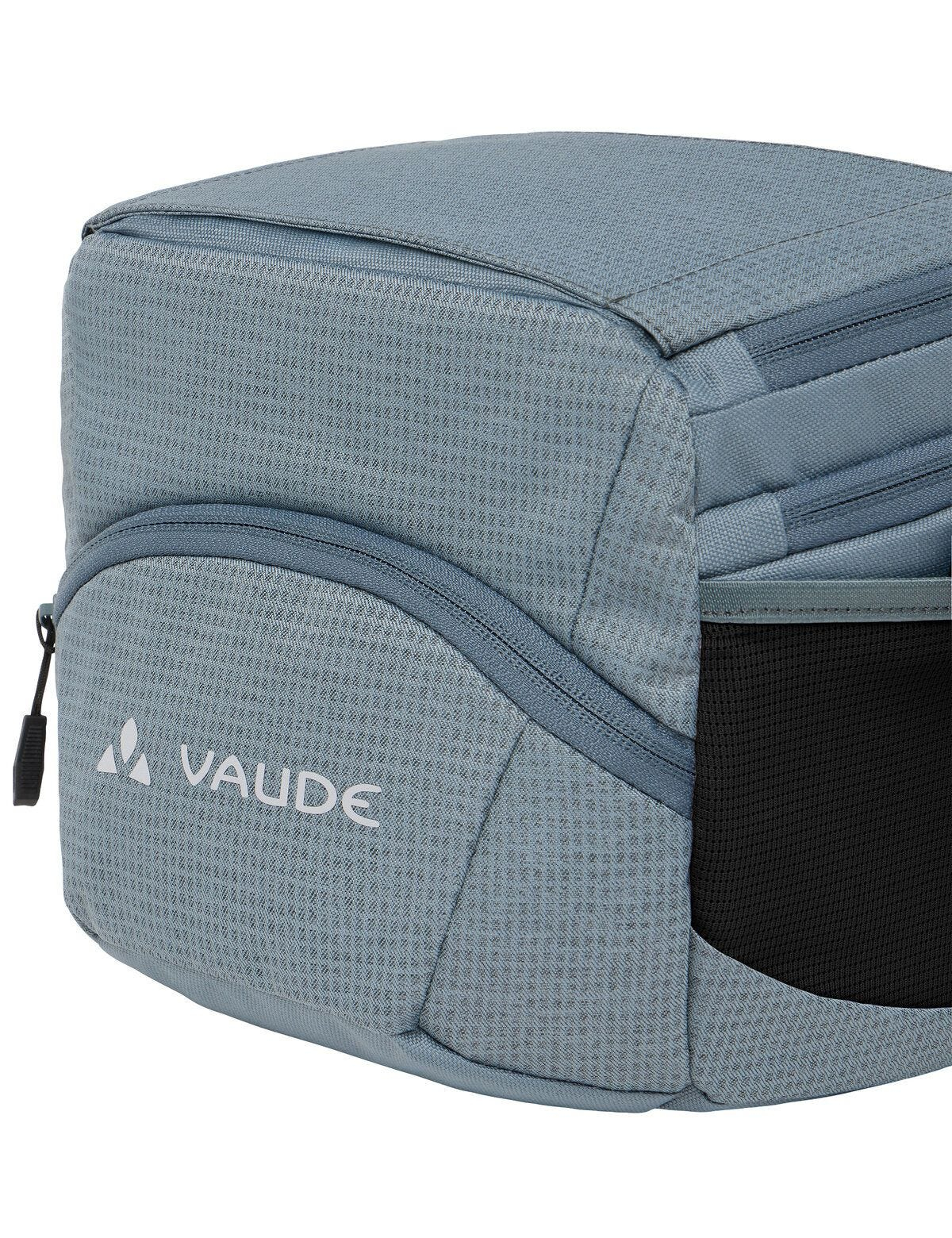 Vaude Rucksack Detail. Blauer Stoff mit Vaude Logo. Reißverschlüsse und Netztasche.
