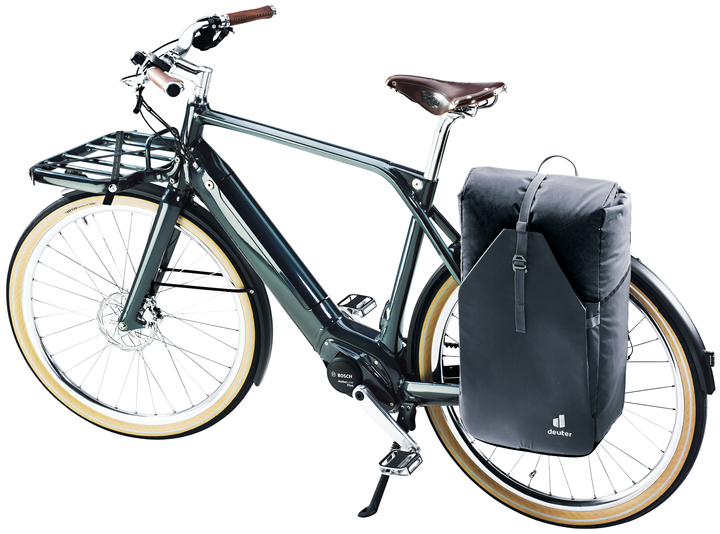 Ein schwarz-grünes Fahrrad mit Packtasche. Das Fahrrad hat einen Gepäckträger und steht vor weißem Hintergrund.