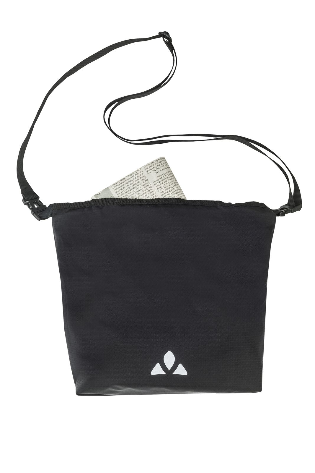 Czarna torba na ramię z białym logo. Częściowo widoczna gazeta. Białe tło.