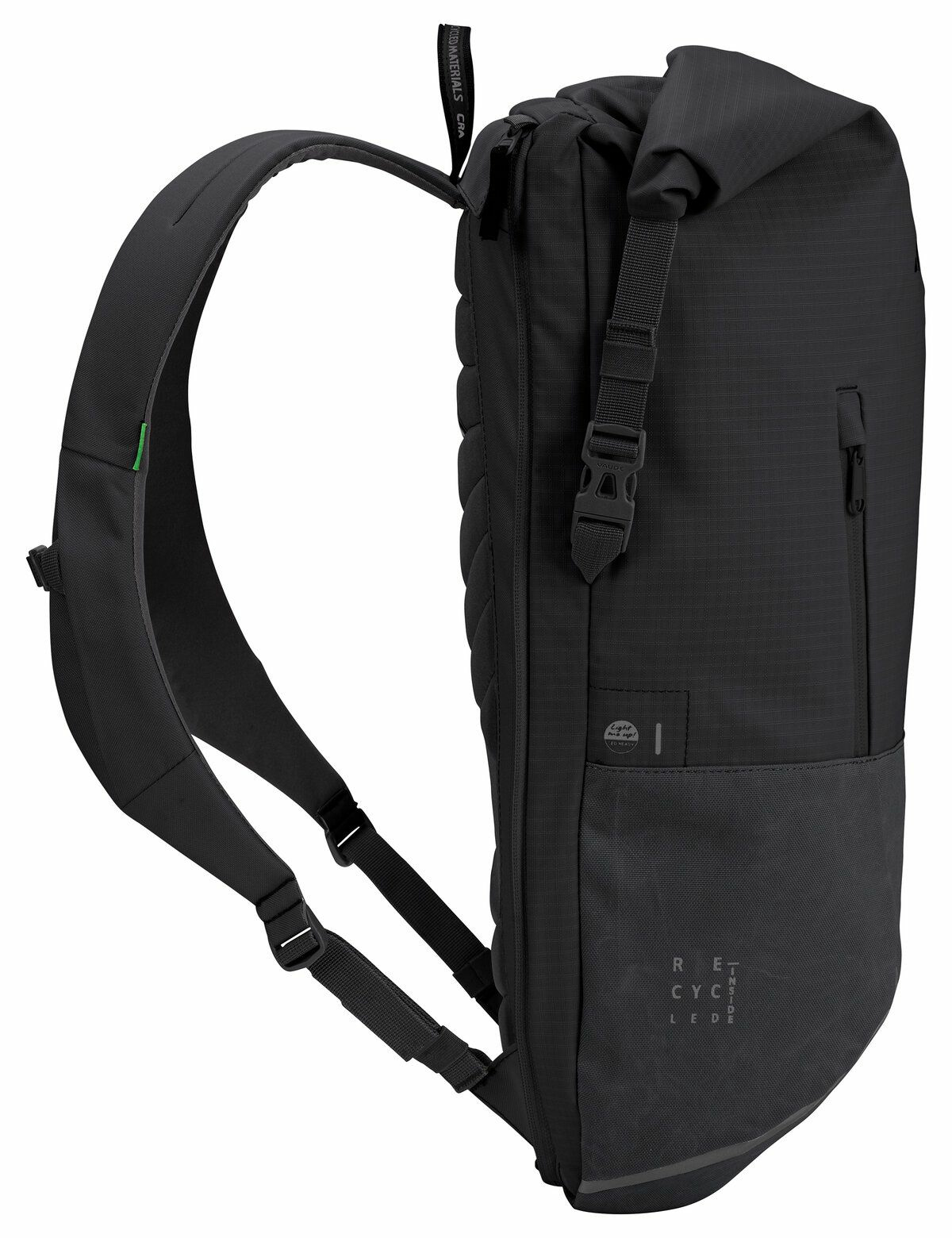 Czarny plecak z rolowanym zamknięciem. Paski na ramiona i zielony akcent. Widoczny tekst 'Recycled'.