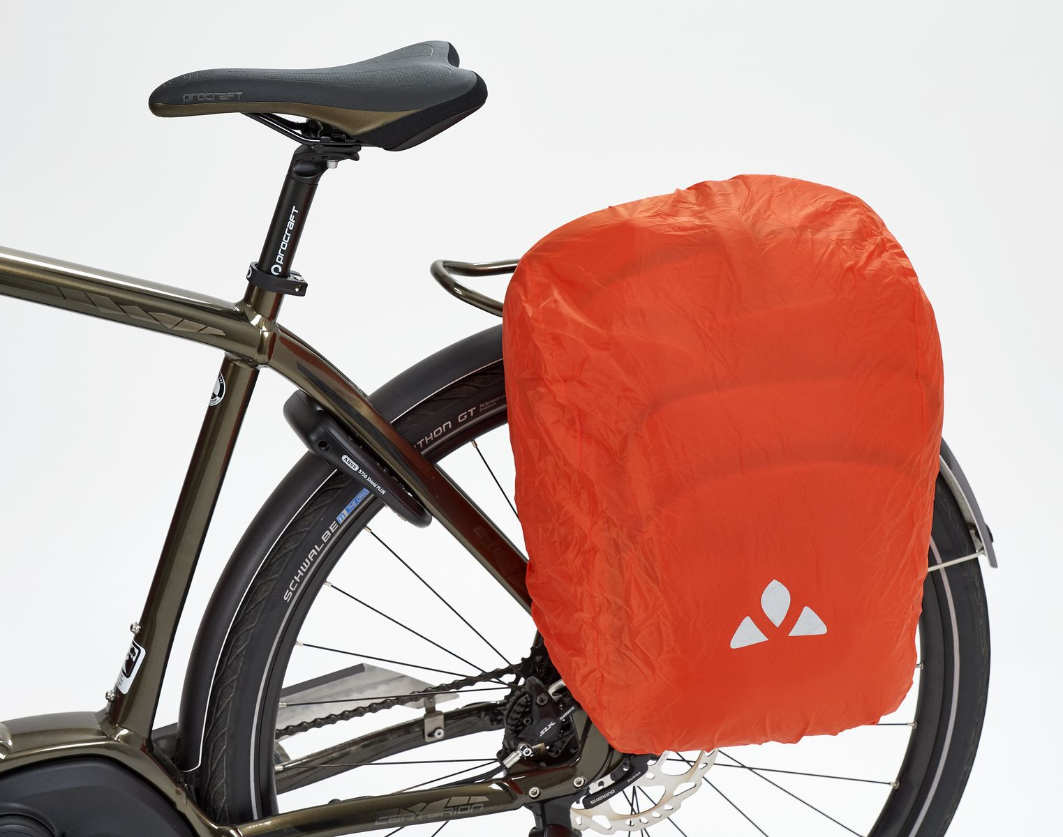 Ein Fahrrad mit einer orangefarbenen Packtasche. Der Hintergrund ist weiß.