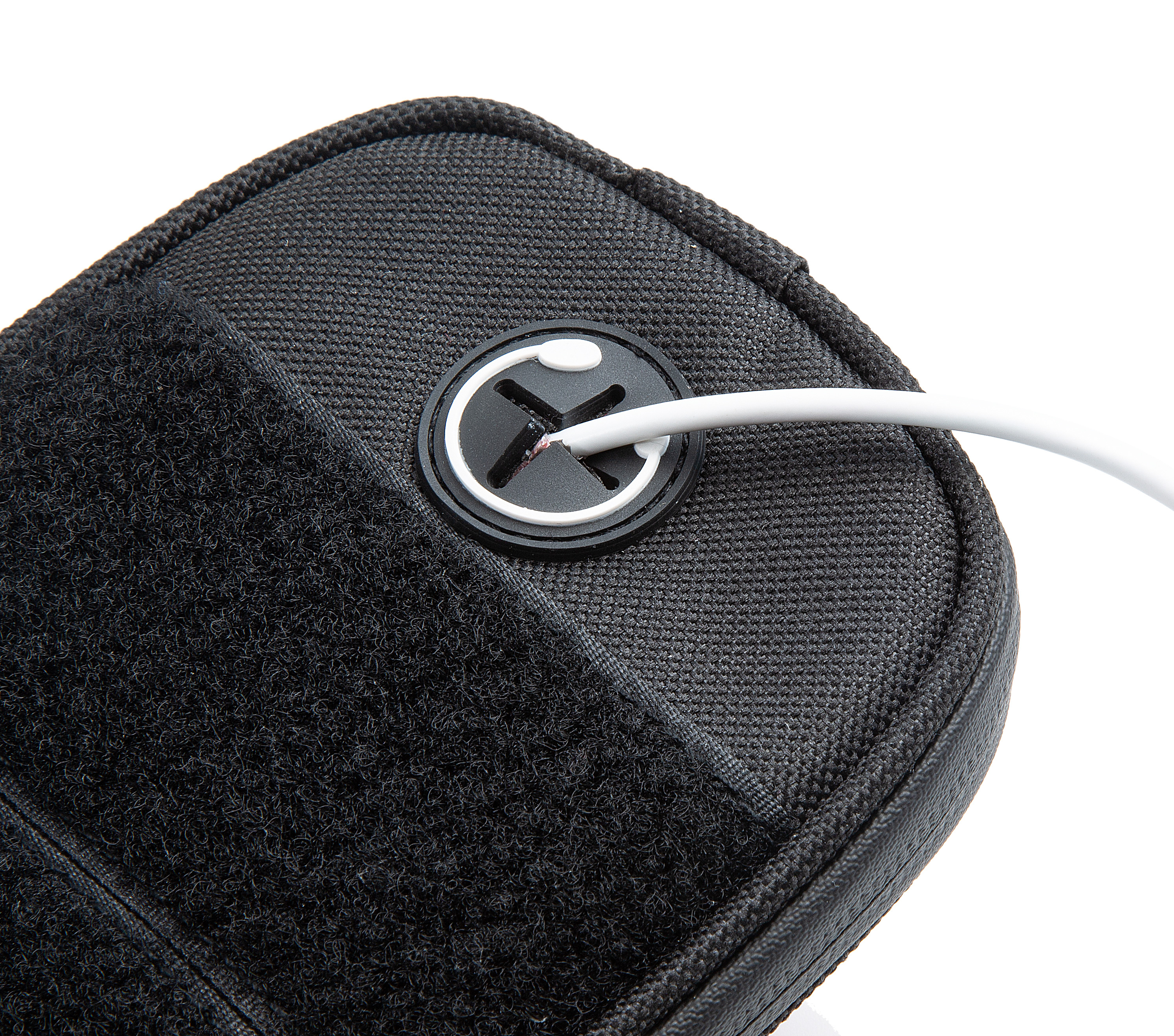 Zbliżenie paska na rzep z wychodzącym kablem ładującym.