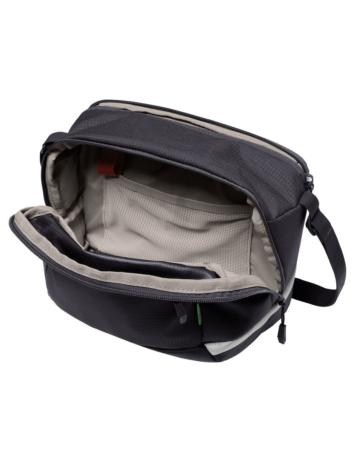 Czarna torba, otwarta, ujawniająca jasnoszare wnętrze z kieszeniami.