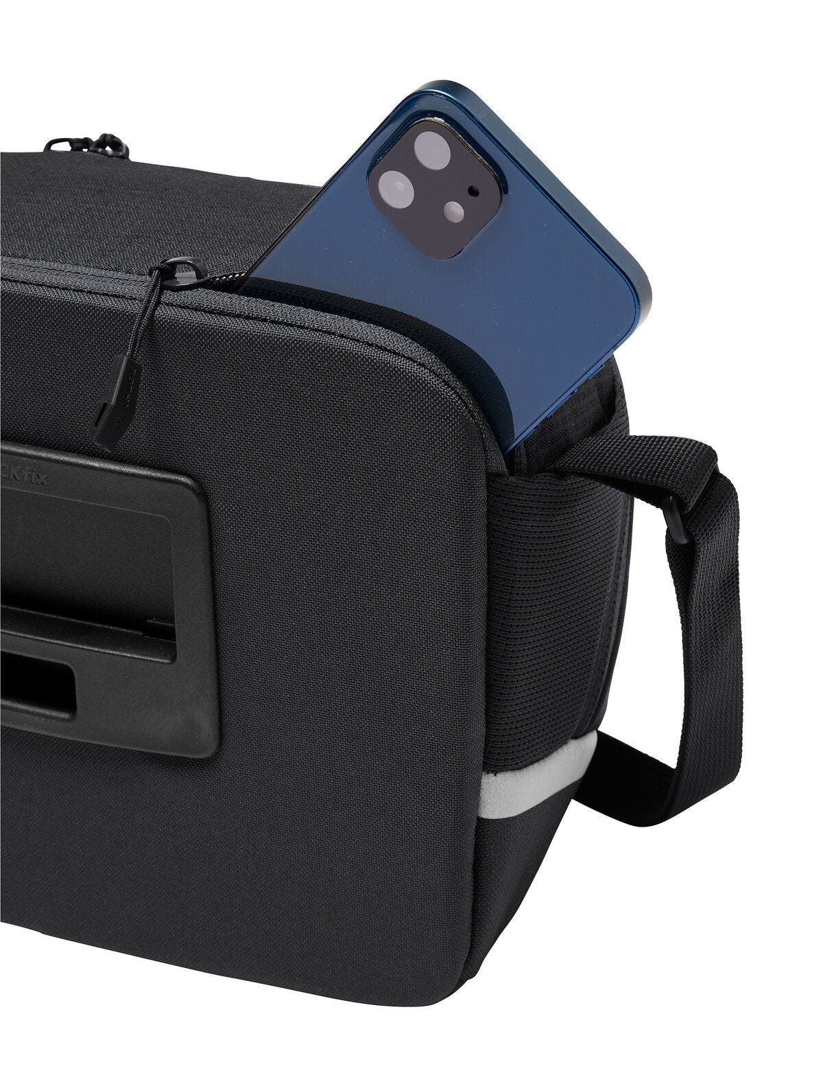 Czarna torba z częściowo widocznym telefonem, pokazującym niebieski ekran.