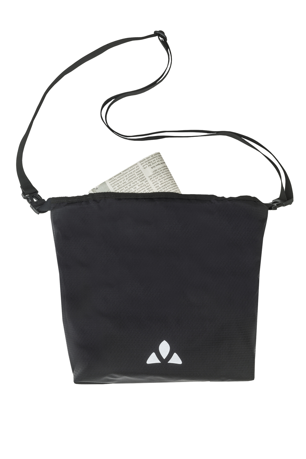 Eine schwarze Umhängetasche mit weißem Vaude-Logo und Zeitung, die herausragt.