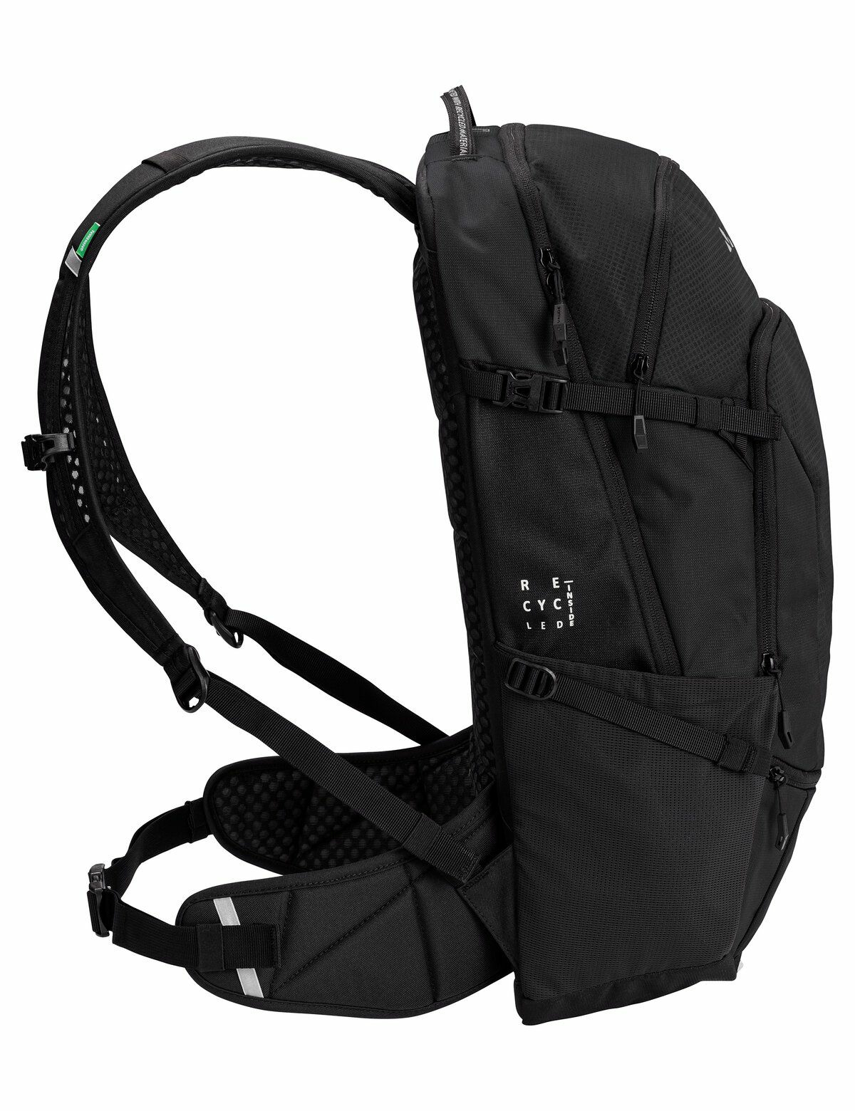 Schwarzer Rucksack mit Seitenansicht. Hat Gurte, Reißverschlüsse und ein Recycling-Etikett.