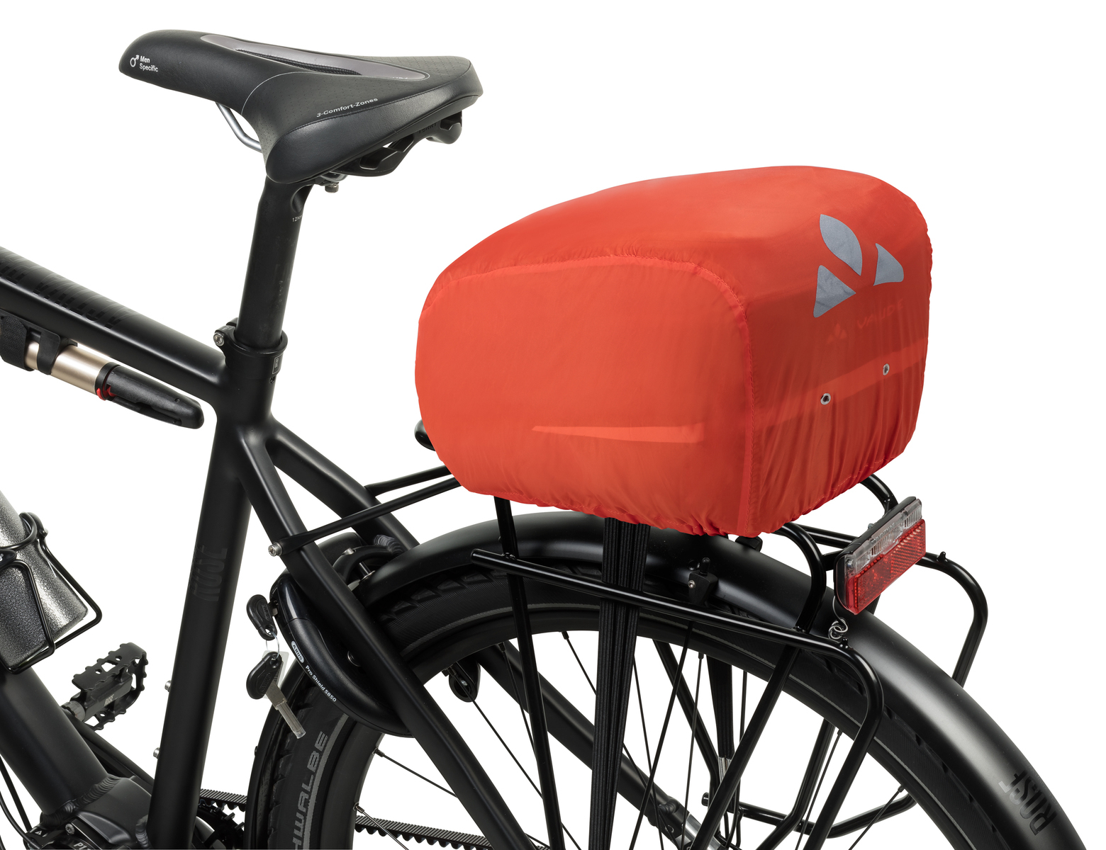 Eine rote Fahrradtasche ist am Heck eines Fahrrads befestigt.