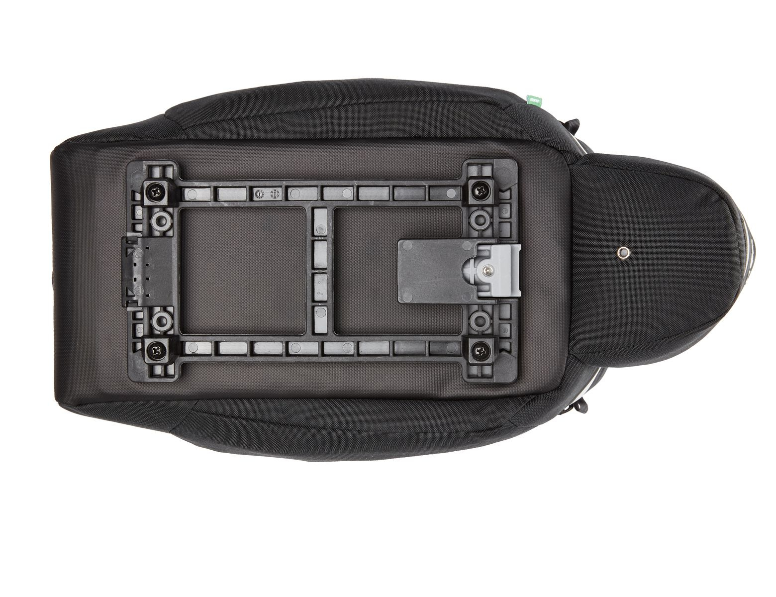 Czarny wspornik montażowy torby rowerowej z kilkoma śrubami.