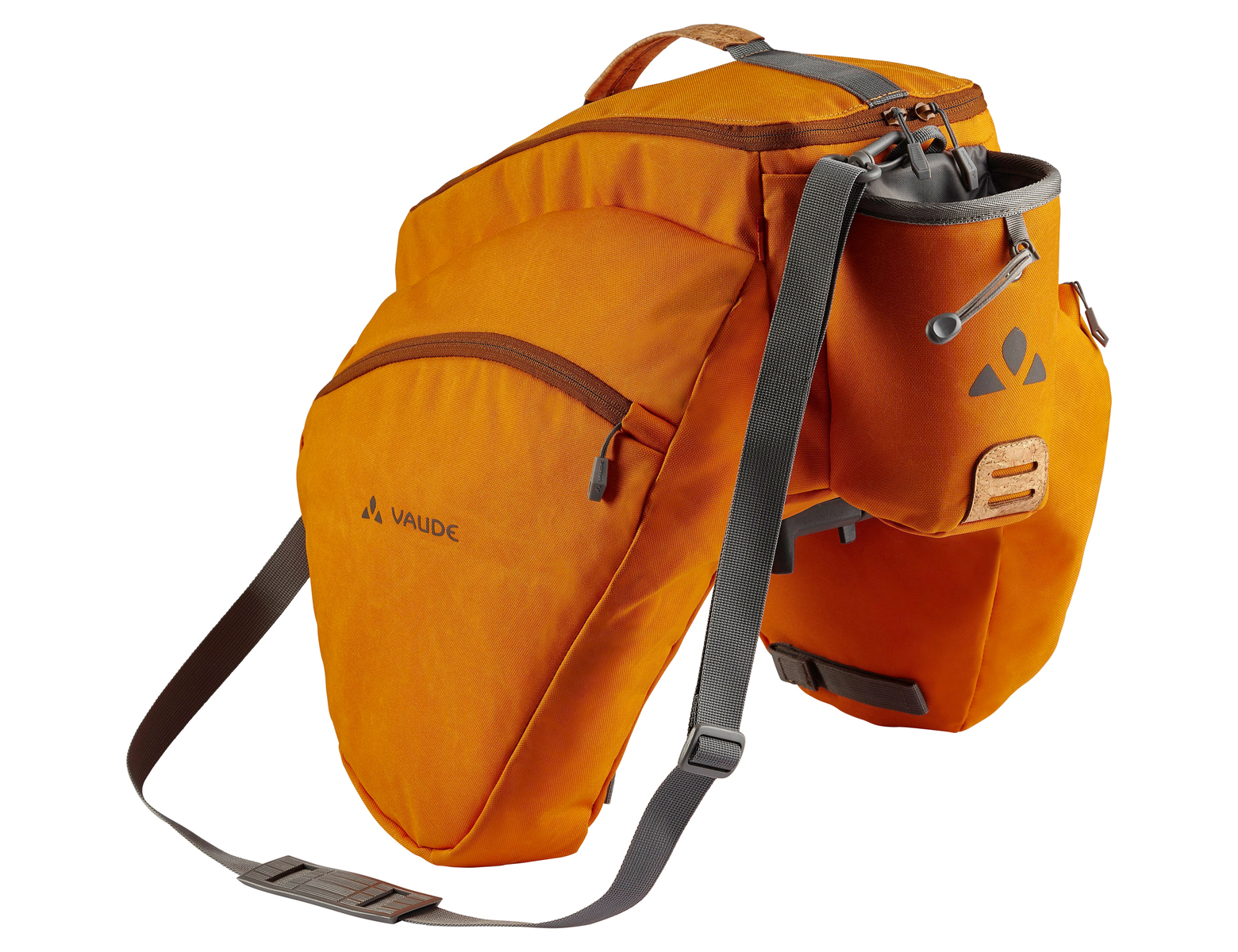 Orangefarbene Fahrradtaschen mit einem grauen Schultergurt. Auf der Seite befindet sich ein Wasserflaschenhalter.