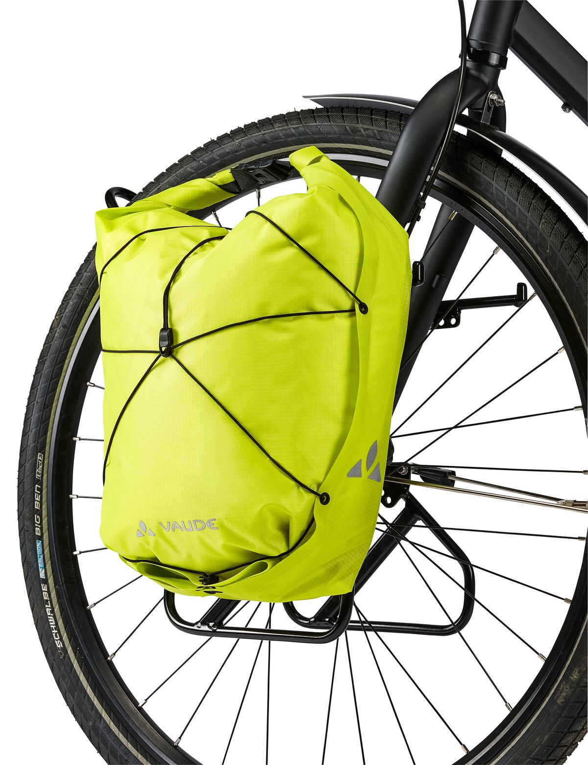 Ein Fahrrad mit einer gelben Tasche am Hinterrad.