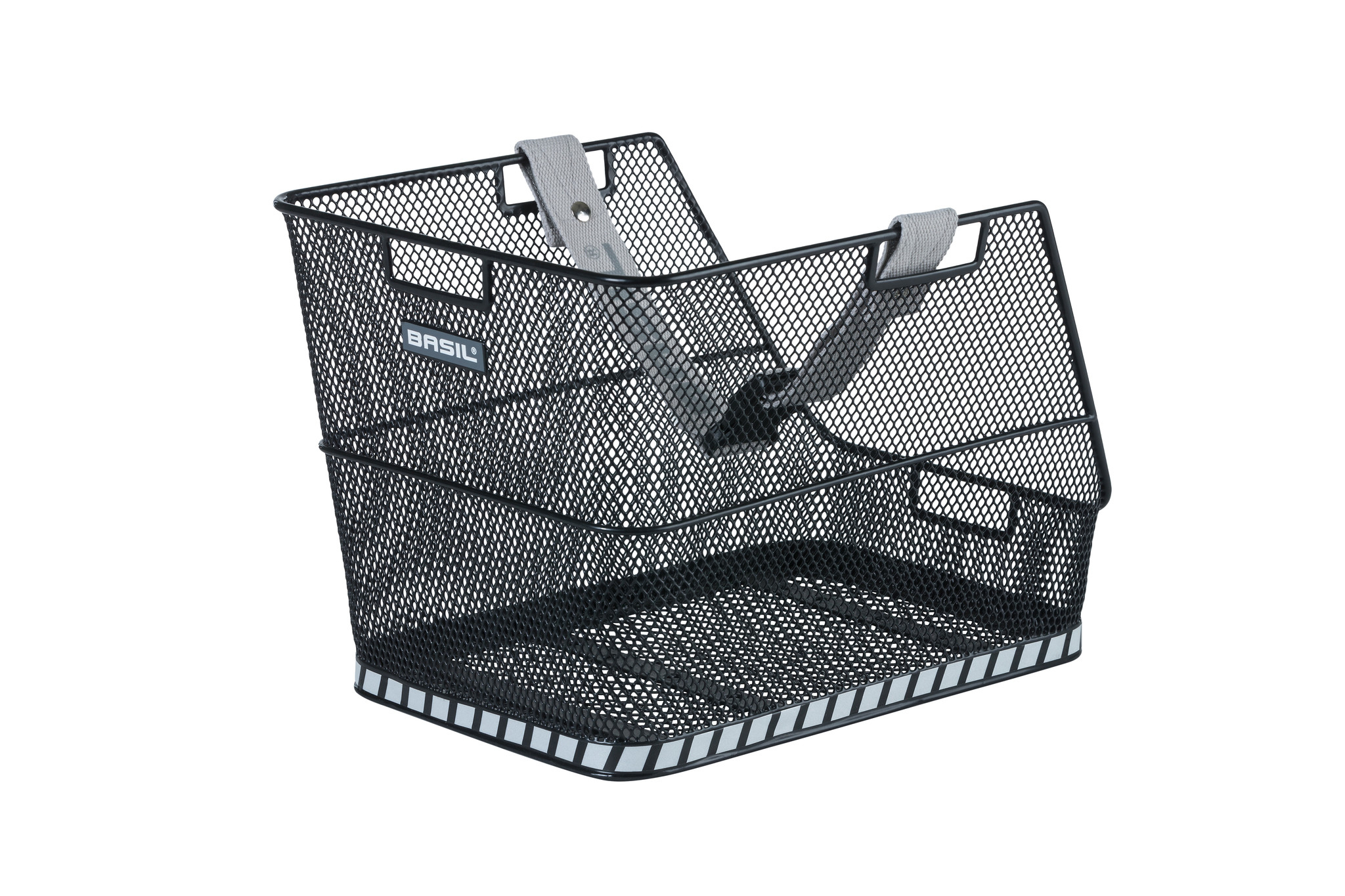 Czarny metalowy koszyk rowerowy z szarymi paskami. Ma siatkową konstrukcję. Białe tło.