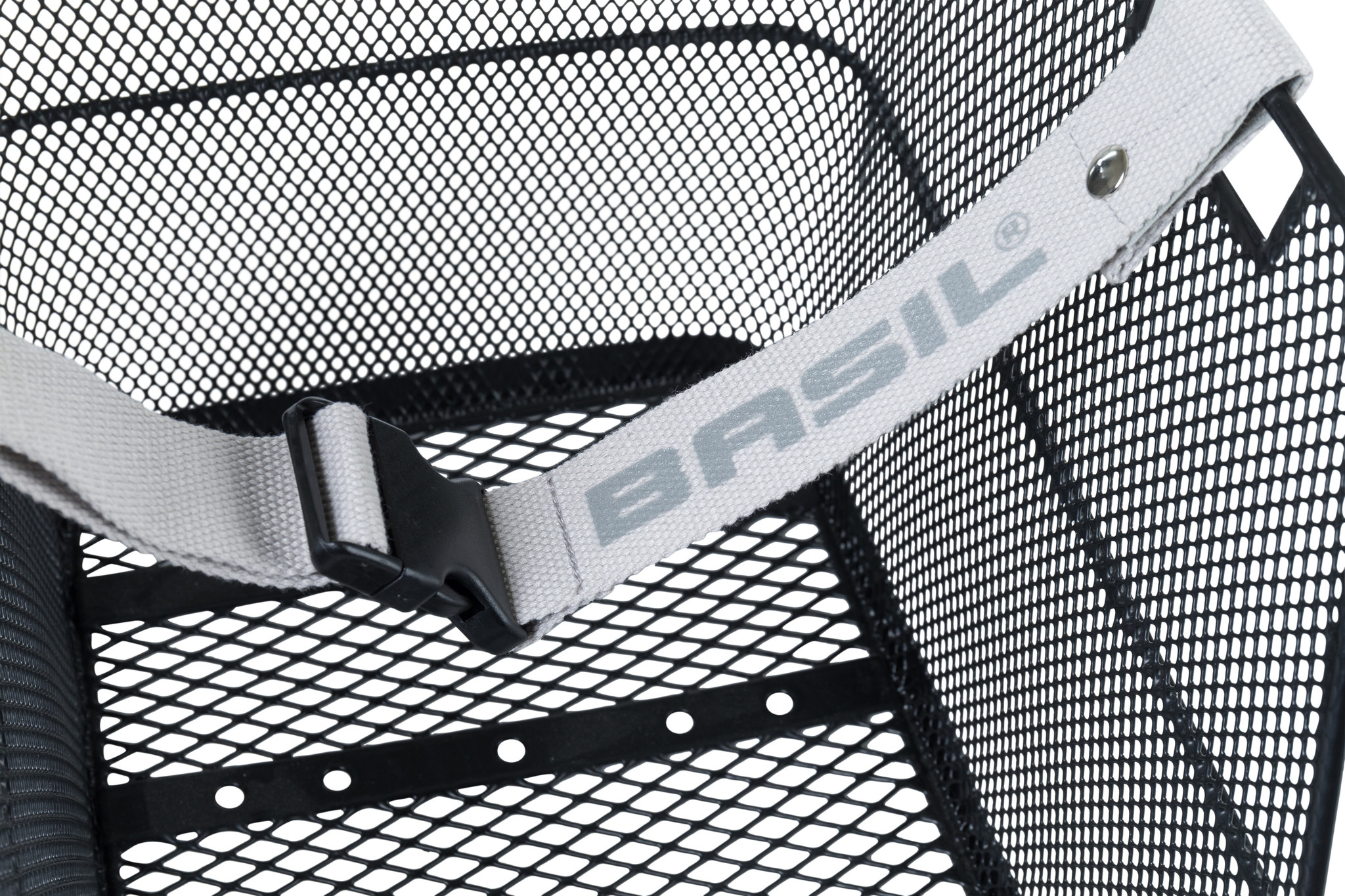 Zbliżenie czarnego kosza rowerowego z szarym paskiem i napisem „BASIL”. Widoczne jest siatkowe tło.