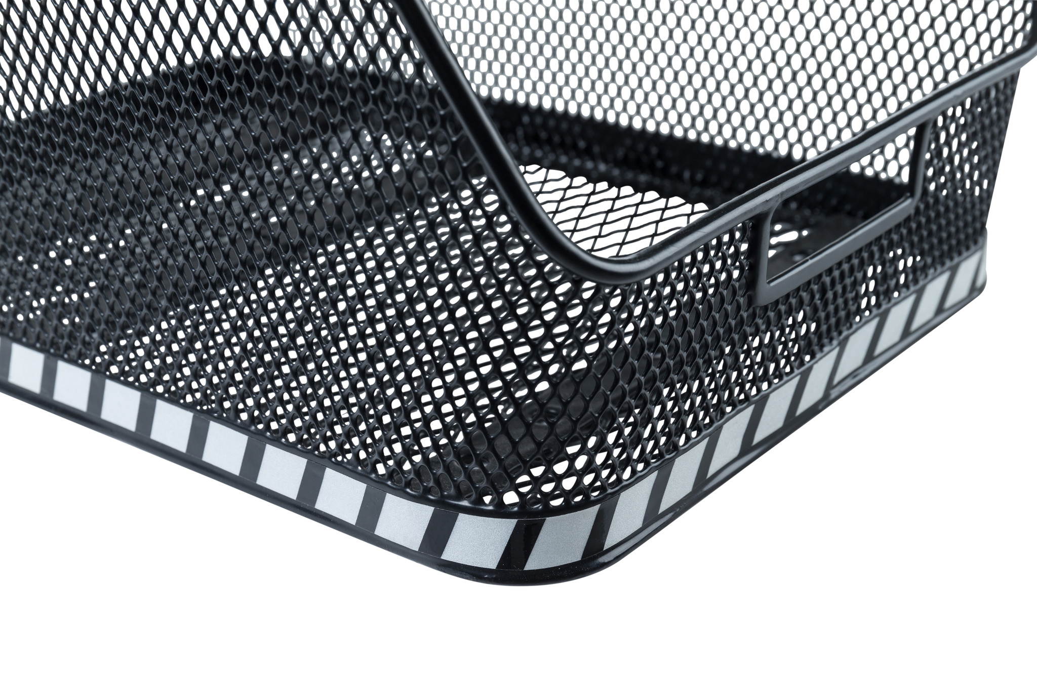 Zbliżenie czarnego kosza rowerowego z odblaskowym paskiem. Kosz jest z metalu.