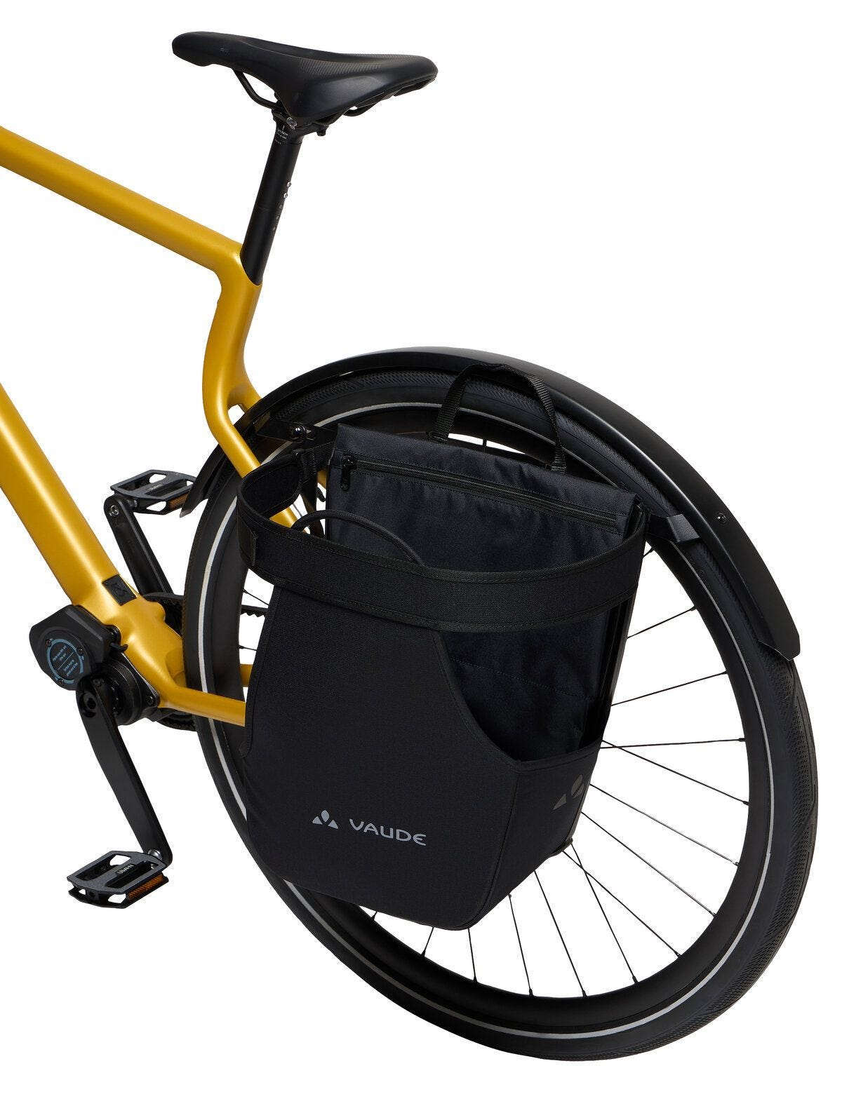 Schwarzes Fahrrad mit gelbem Rahmen, schwarze Tasche hinten befestigt. Vaude-Logo sichtbar.