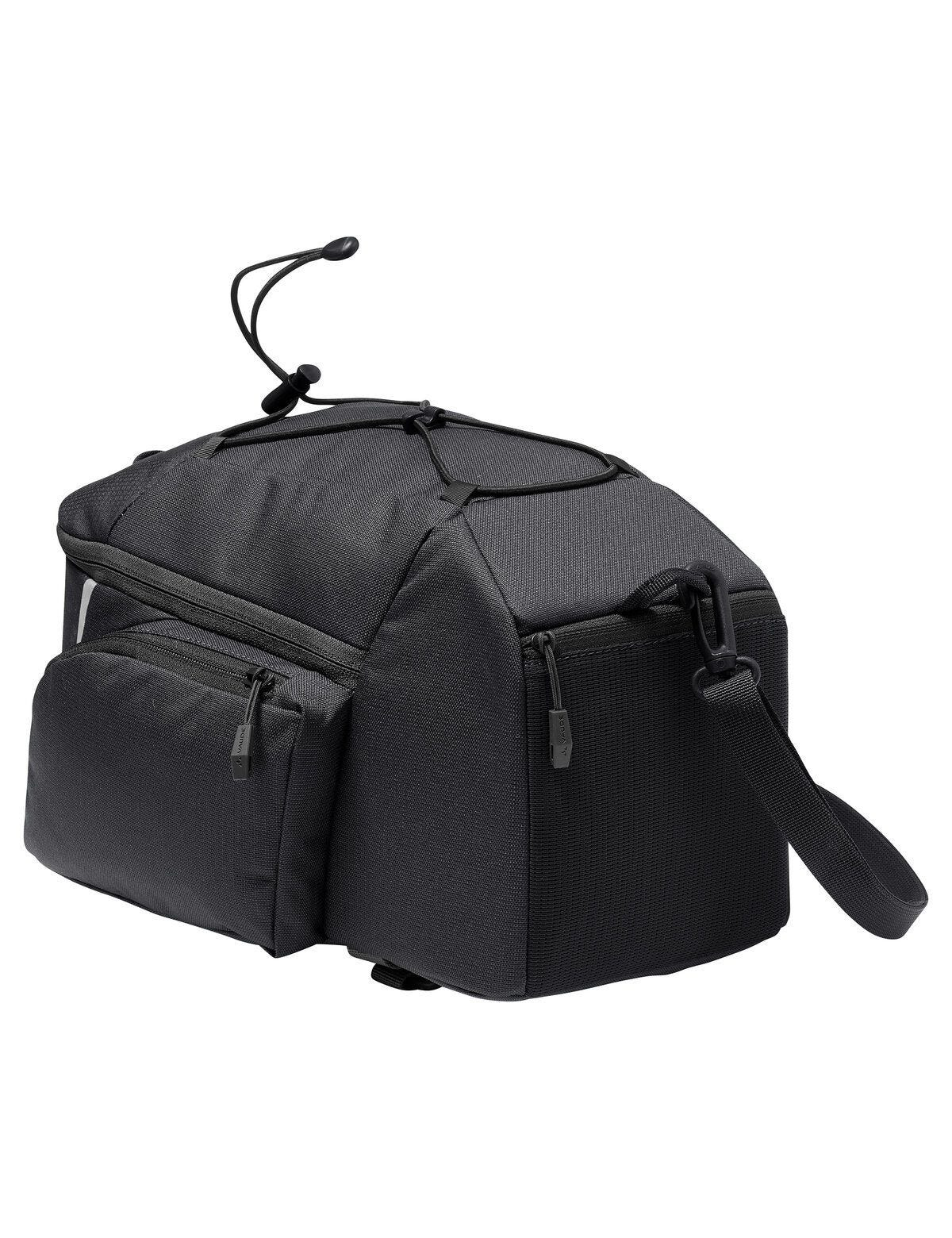 Czarna torba z wieloma przegródkami. Ma pasek na ramię i białe tło.