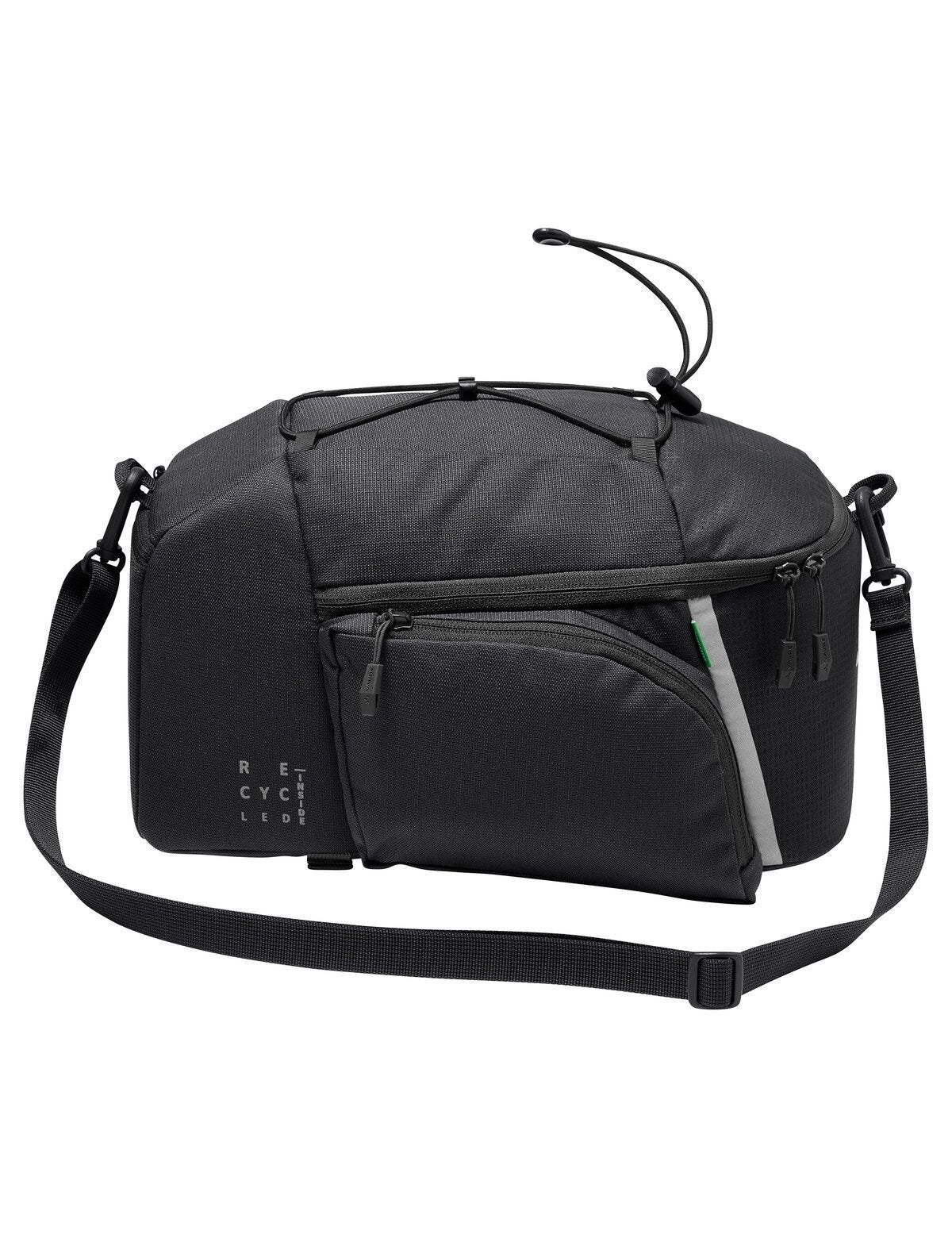 Czarna torba rowerowa z wieloma kieszeniami i zamkami. Posiada pasek na ramię. Słowo RECYCLED jest widoczne.