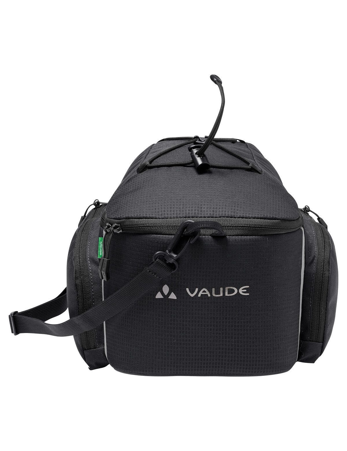 Czarna torba rowerowa z logo Vaude i paskiem. Posiada komorę główną i boczne kieszenie.
