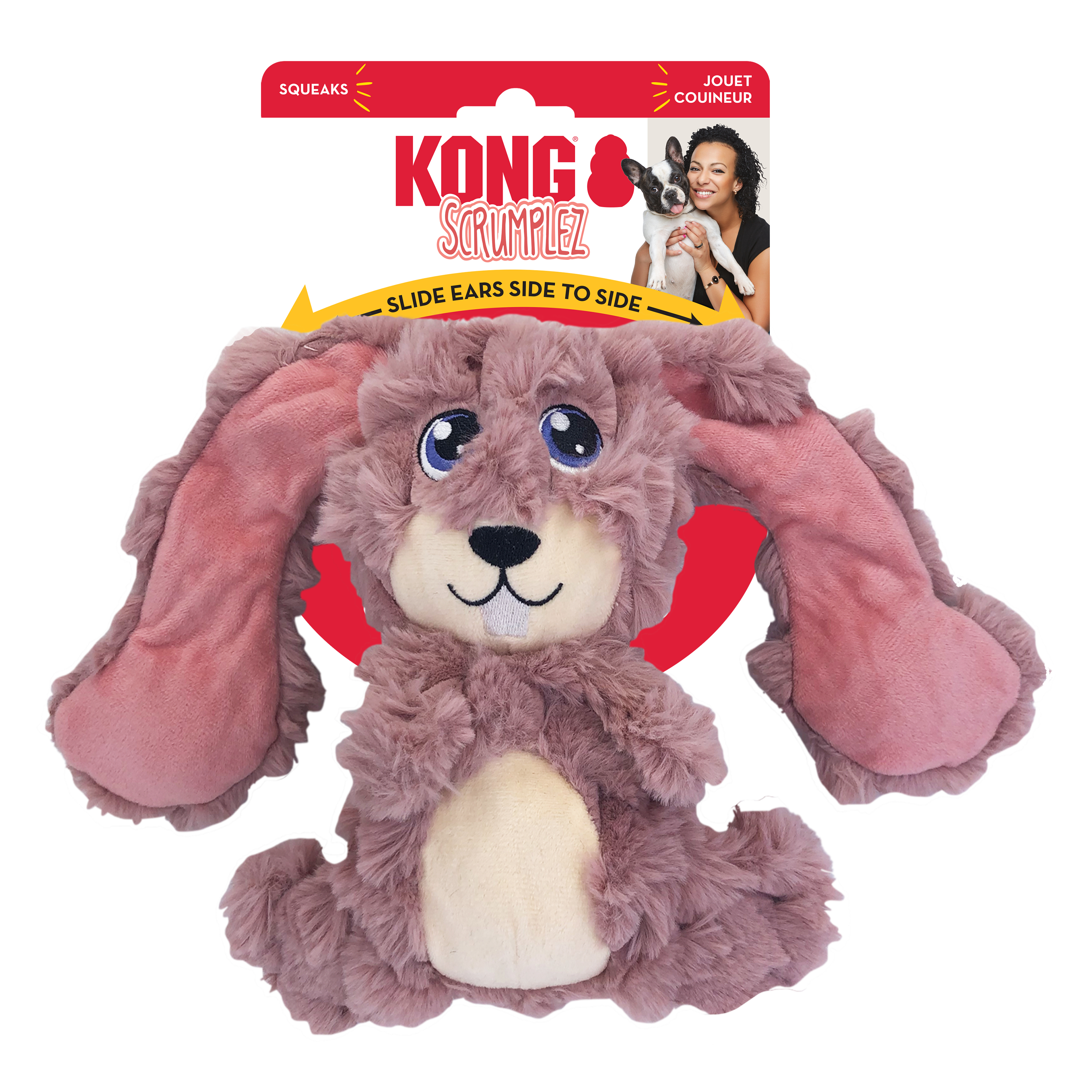 Ein Plüsch-Hasenspielzeug mit rosa Ohren und Pfoten, neben einer Frau, die einen Hund und ein Produktetikett hält.