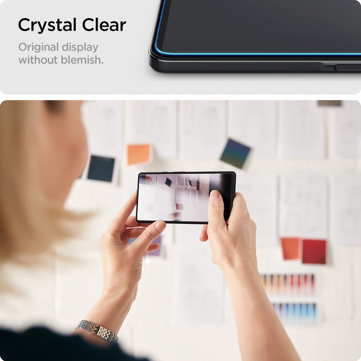 Osoba trzymająca telefon.