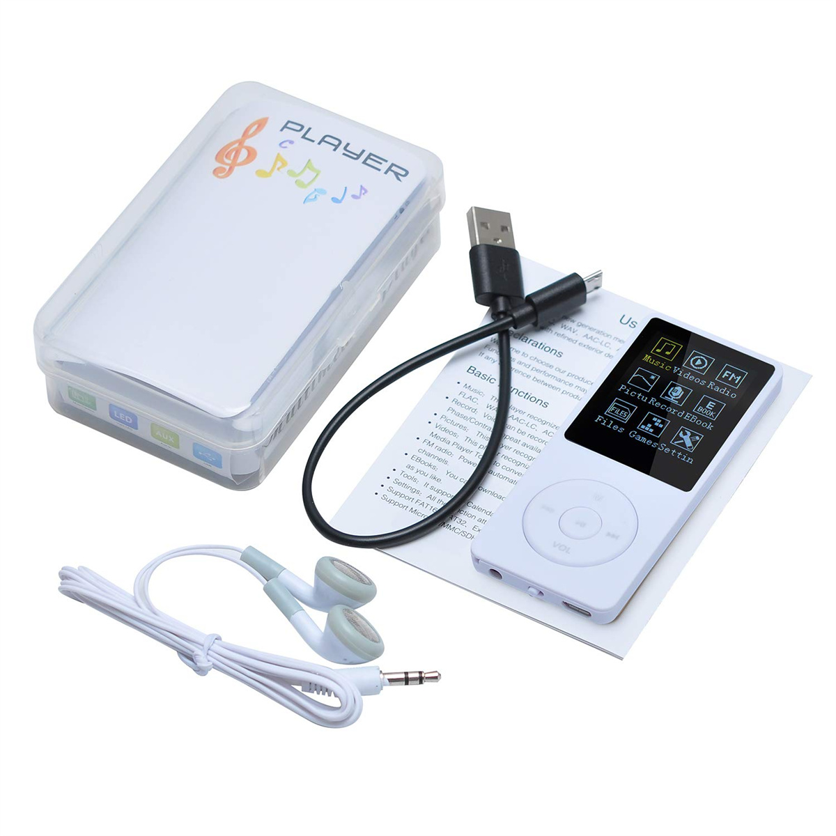 Ein weißer MP3-Player mit Kopfhörern, USB-Kabel und Schutzhülle. Auf einer weißen Oberfläche.