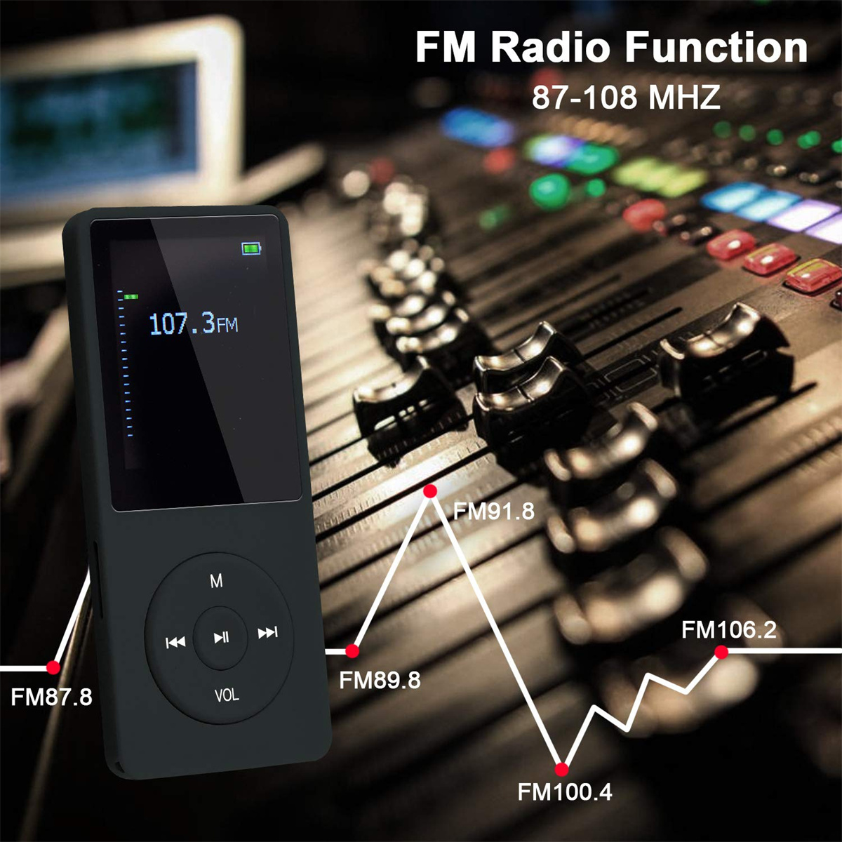 Schwarzer MP3-Player zeigt UKW-Radiofrequenz. Ein Mischpult mit UKW-Frequenzen im Hintergrund.