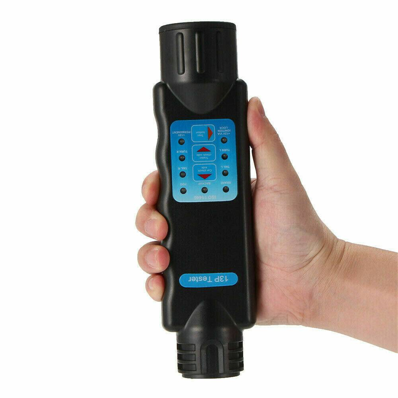 Schwarzer 13P-Tester, der von Hand gehalten wird. Hat Tasten und LEDs. Blauer Aufkleber: „13P Tester“.