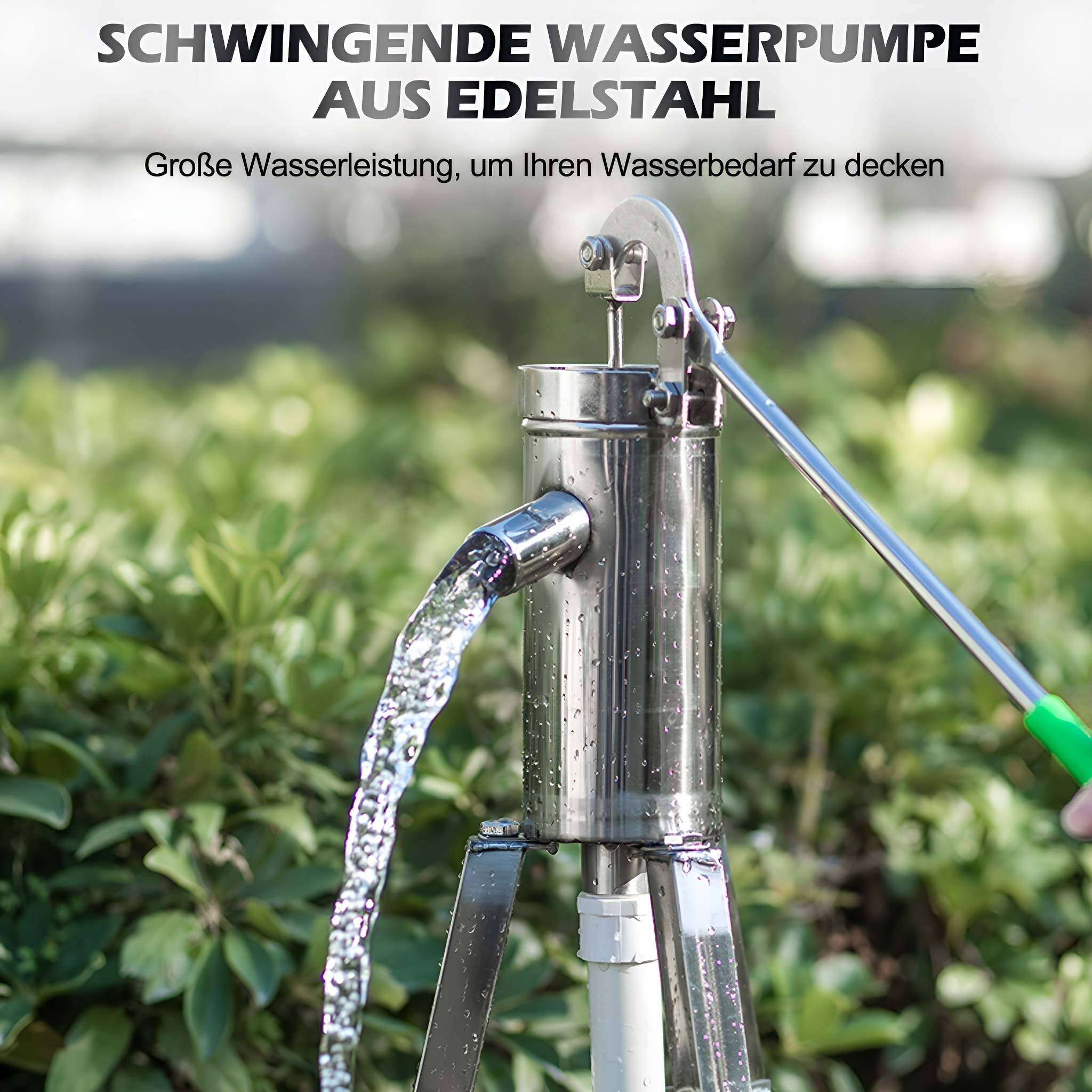 Edelstahl-Handwasserpumpe mit fließendem Wasser. Grüne Pflanzen im Hintergrund.