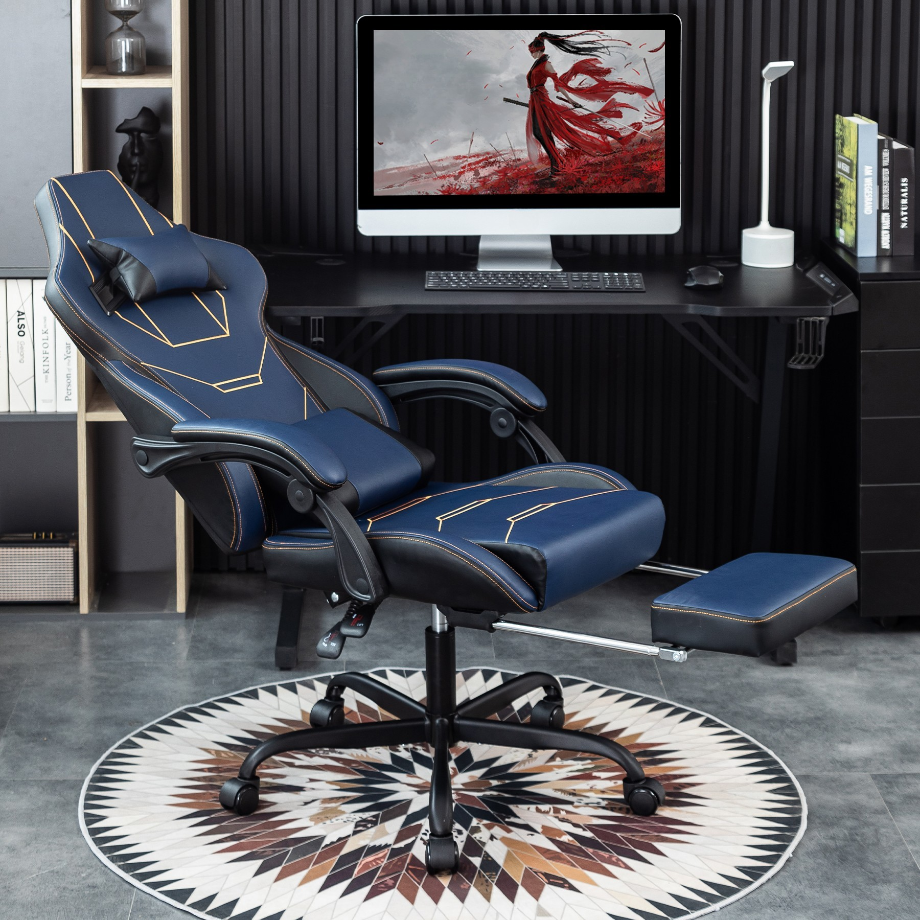 Blauer Gaming-Stuhl mit Fußstütze vor einem Computertisch.
