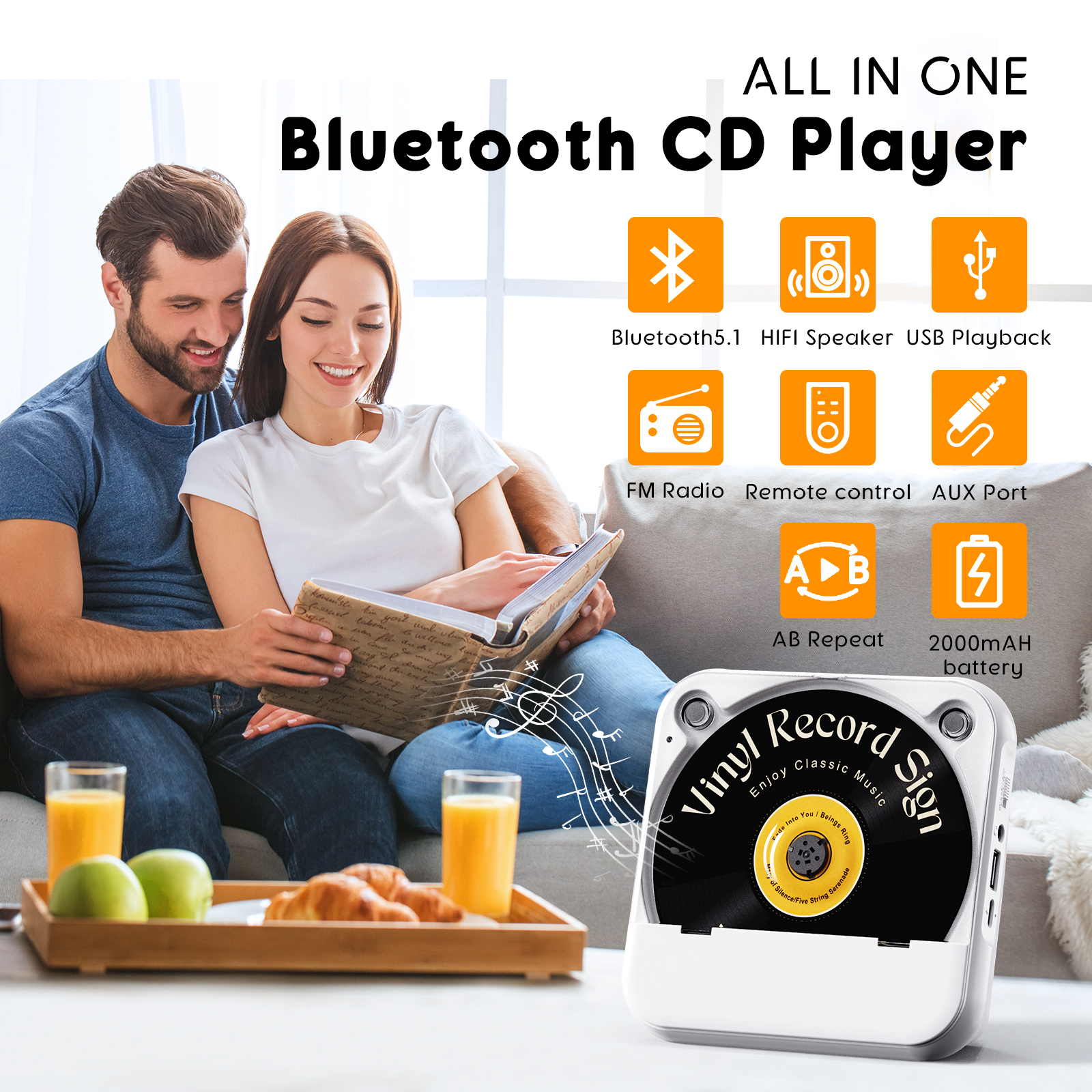 Ein Paar benutzt einen Bluetooth-CD-Player. Ein Vinyl-Schallplattenschild steht davor. Saftgläser auf dem Tisch.