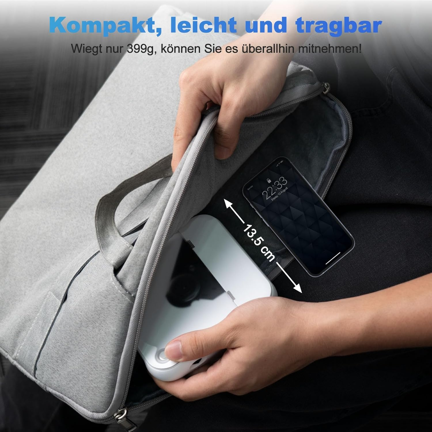 Eine Person hält eine Laptoptasche mit einem Laptop darin, vor dunklem Hintergrund.