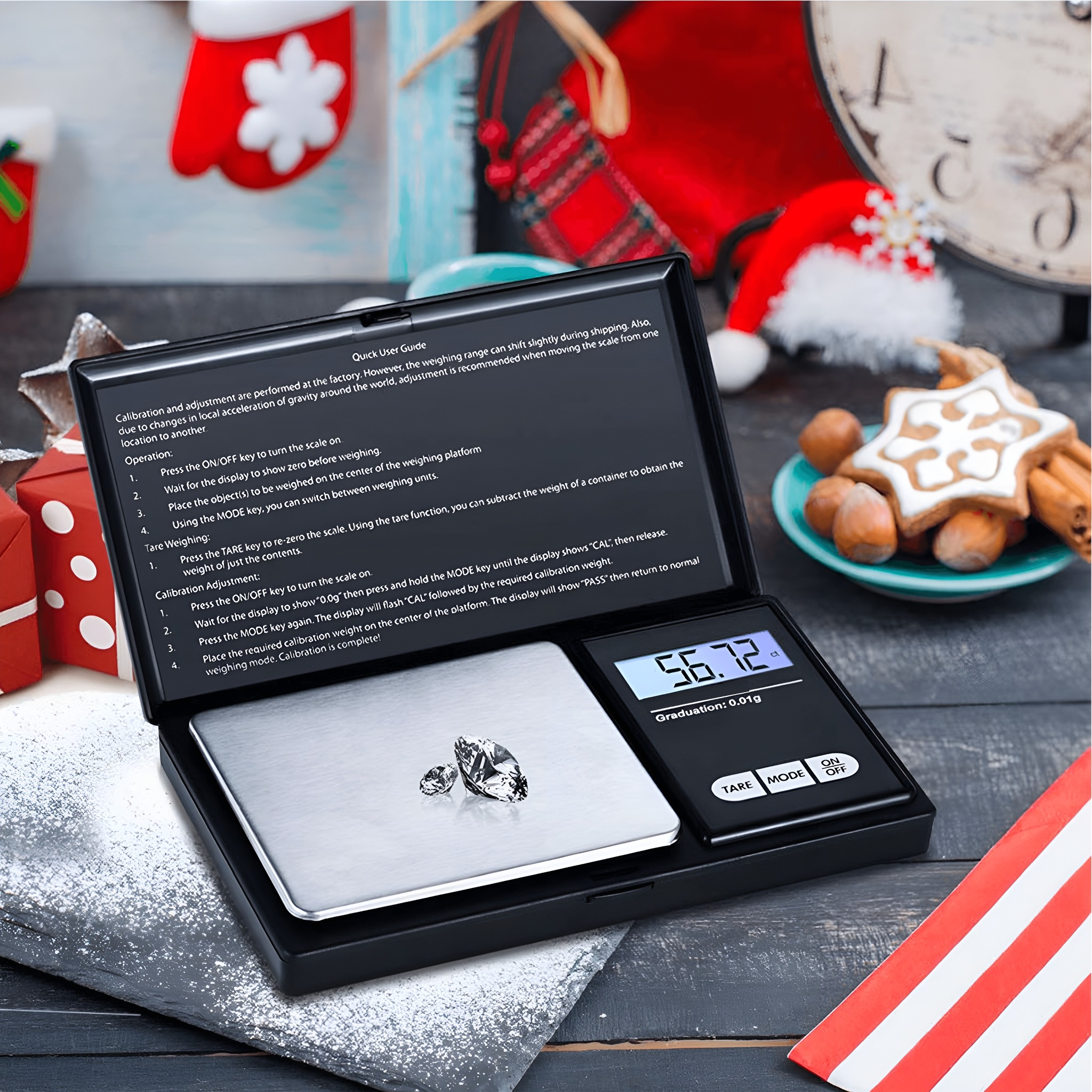 Digitale Waage mit einem Diamanten darauf, umgeben von Weihnachtsdekorationen und einer Geschenkbox.
