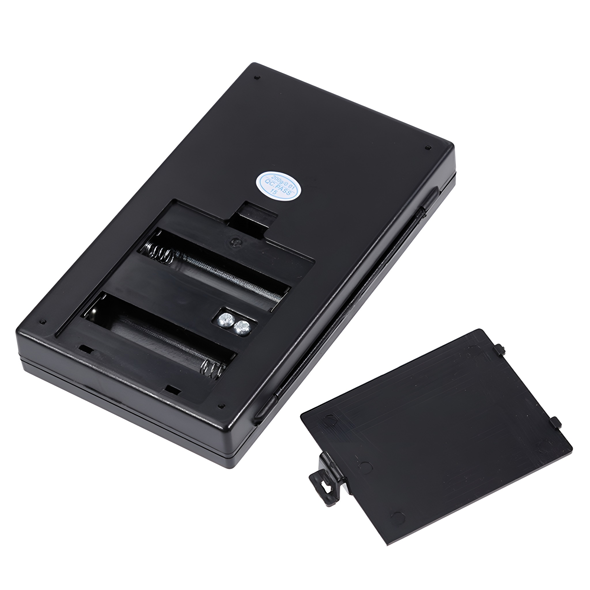 Schwarzes Batteriefach mit zwei AA-Batterien, offener Deckel. Fokus auf Batteriekonfiguration.