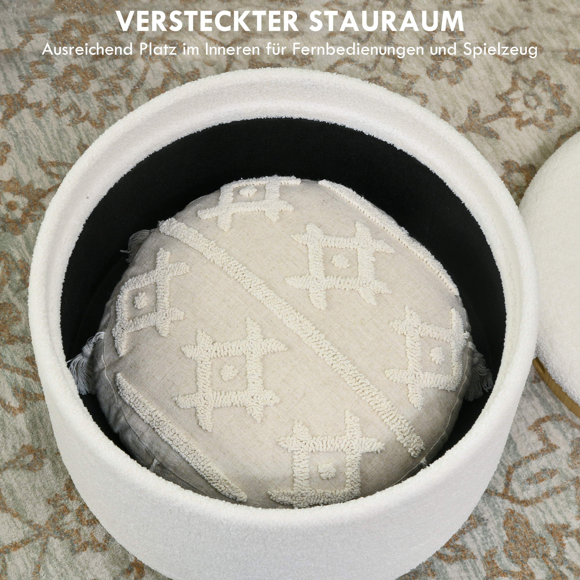 Weißer Aufbewahrungs-Hocker mit gemustertem Kissen. Beiger Teppich darunter.