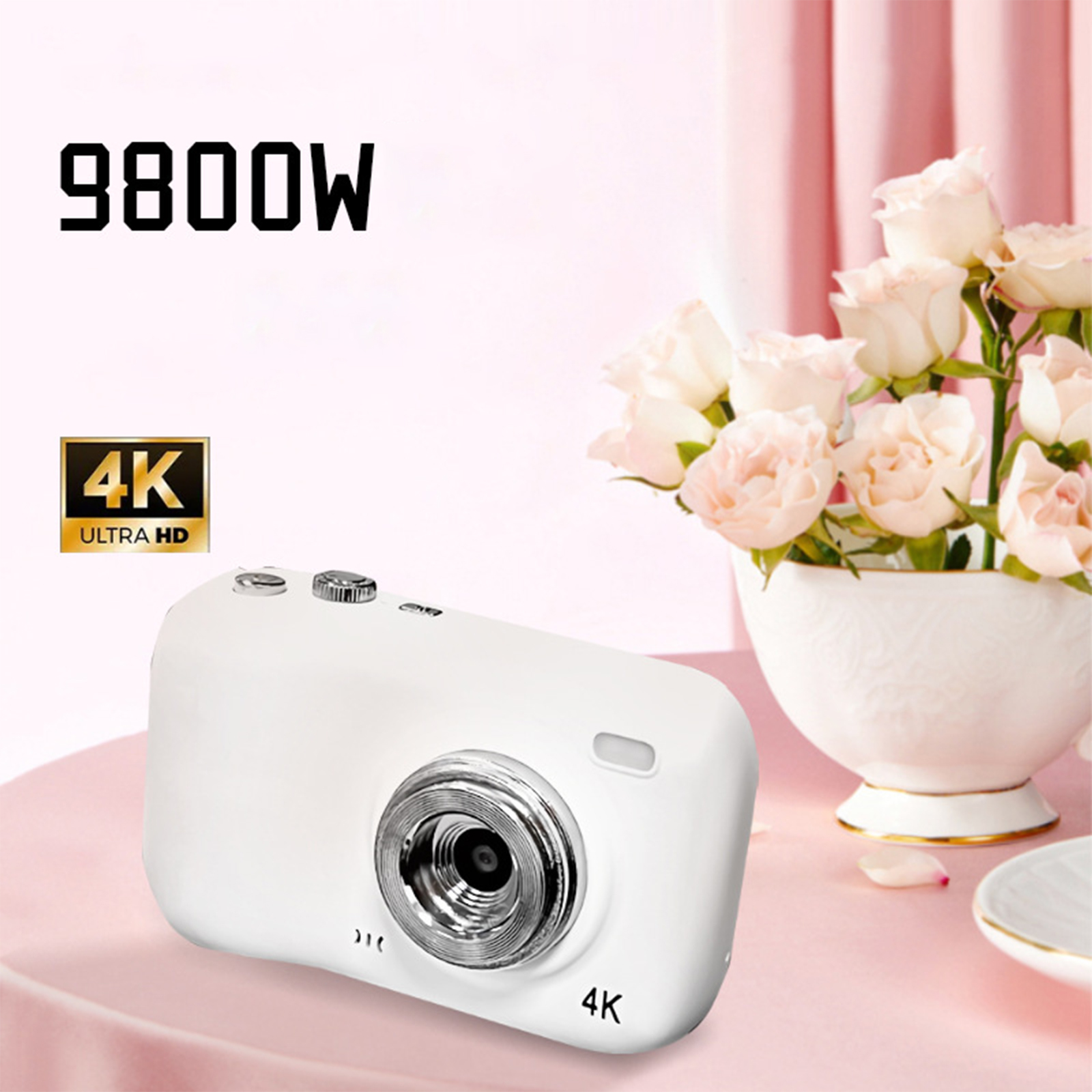 Eine weiße 4K-Kamera mit silbernem Objektiv, platziert vor einem Blumenarrangement und einem Tisch.