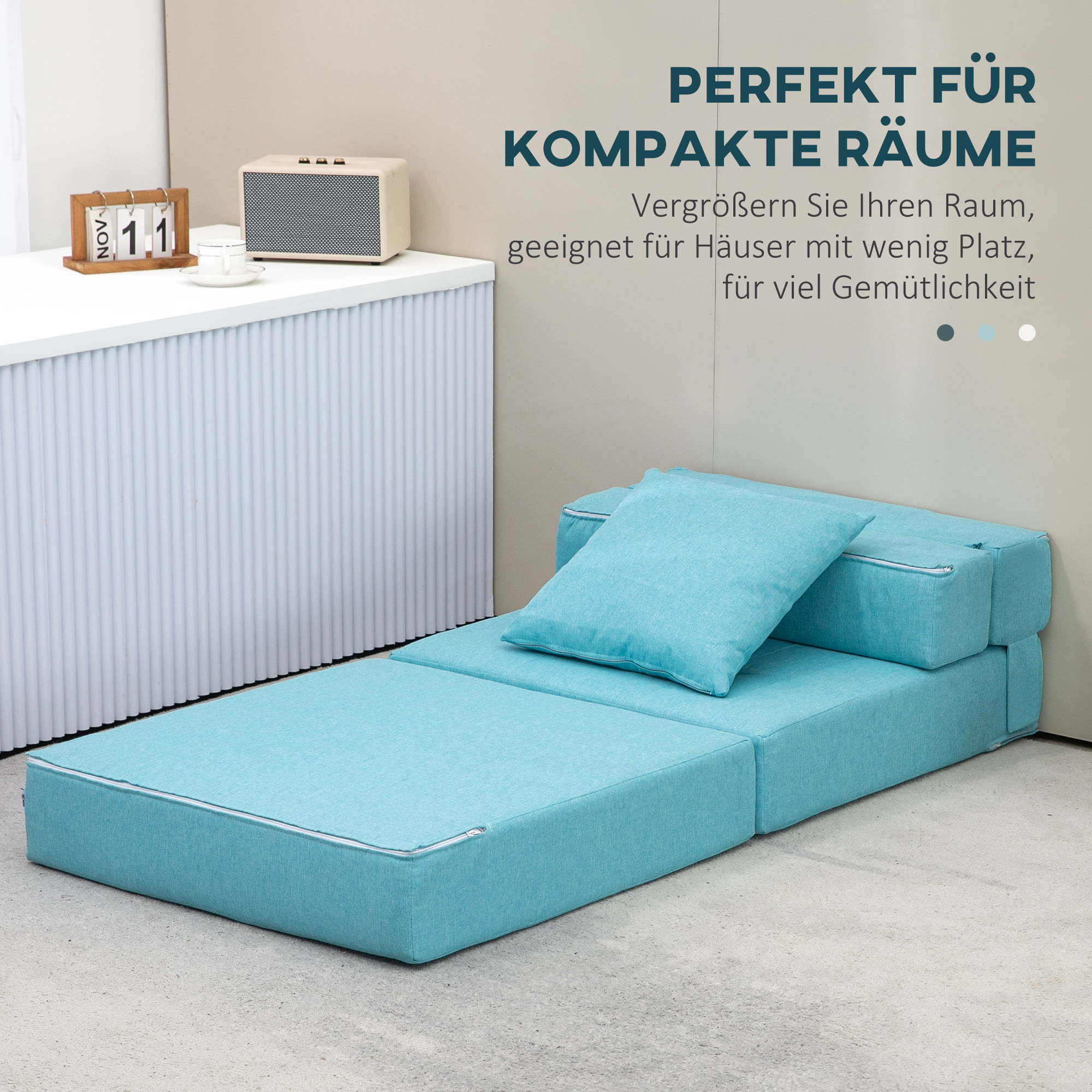 Ein türkisfarbenes Sofa wird in Abschnitten in einem Raum ausgeklappt. Ein kleiner Tisch und ein Kalender stehen im Hintergrund.