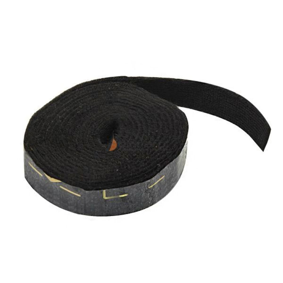 Ein aufgerolltes, schwarzes Stoffband mit einem silbernen Etikett. Auf weißem Hintergrund. Das Etikett hat goldene Markierungen.