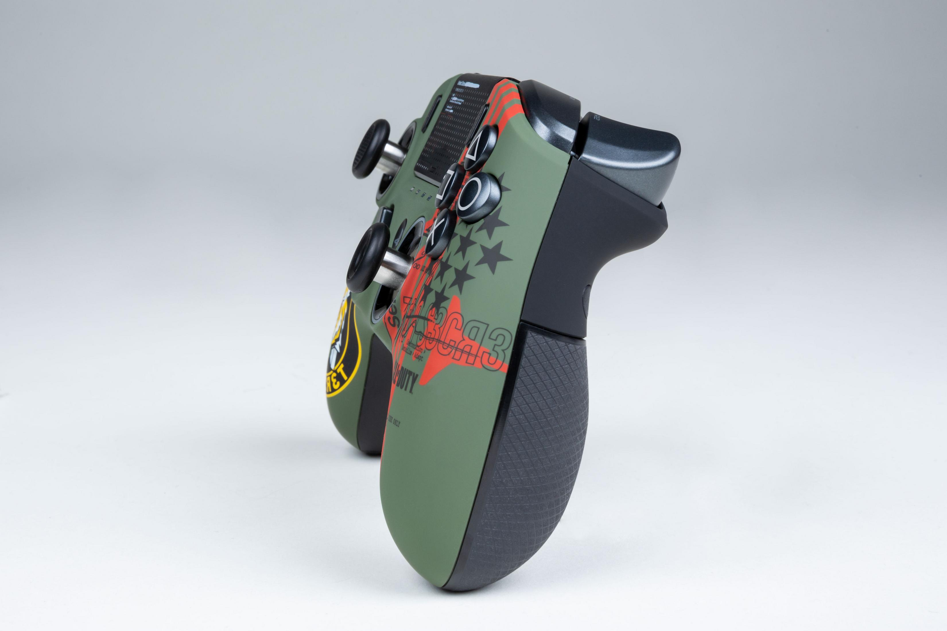 Zielony, czarny i czerwony kontroler do gier wideo o unikalnym designie i szczegółach.