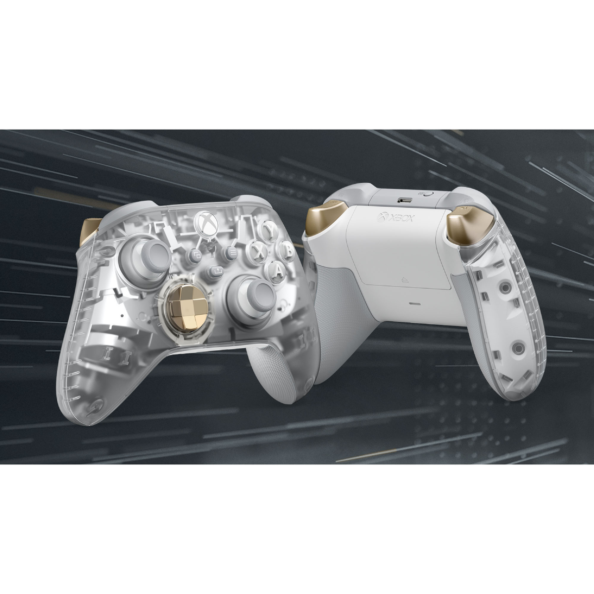 Due metà di un controller Xbox trasparente su uno sfondo sfocato. Dettagli oro visibili.