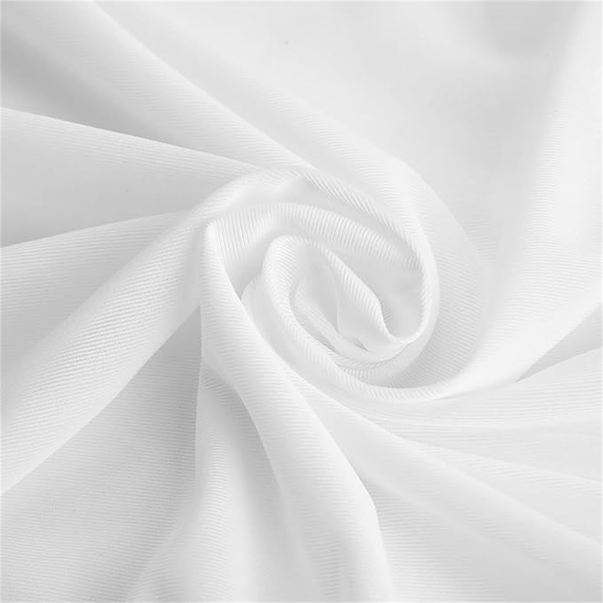 Nahaufnahme von weißem, fließendem Stoff mit weichen Falten und einem Spiralmuster in der Mitte.