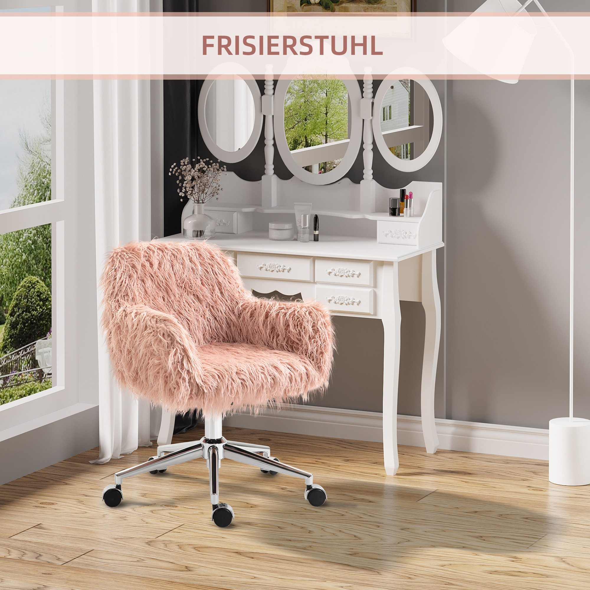 Rosa flauschiger Stuhl vor einem weißen Schminktisch mit Spiegeln. Fenster und Lampe vorhanden.